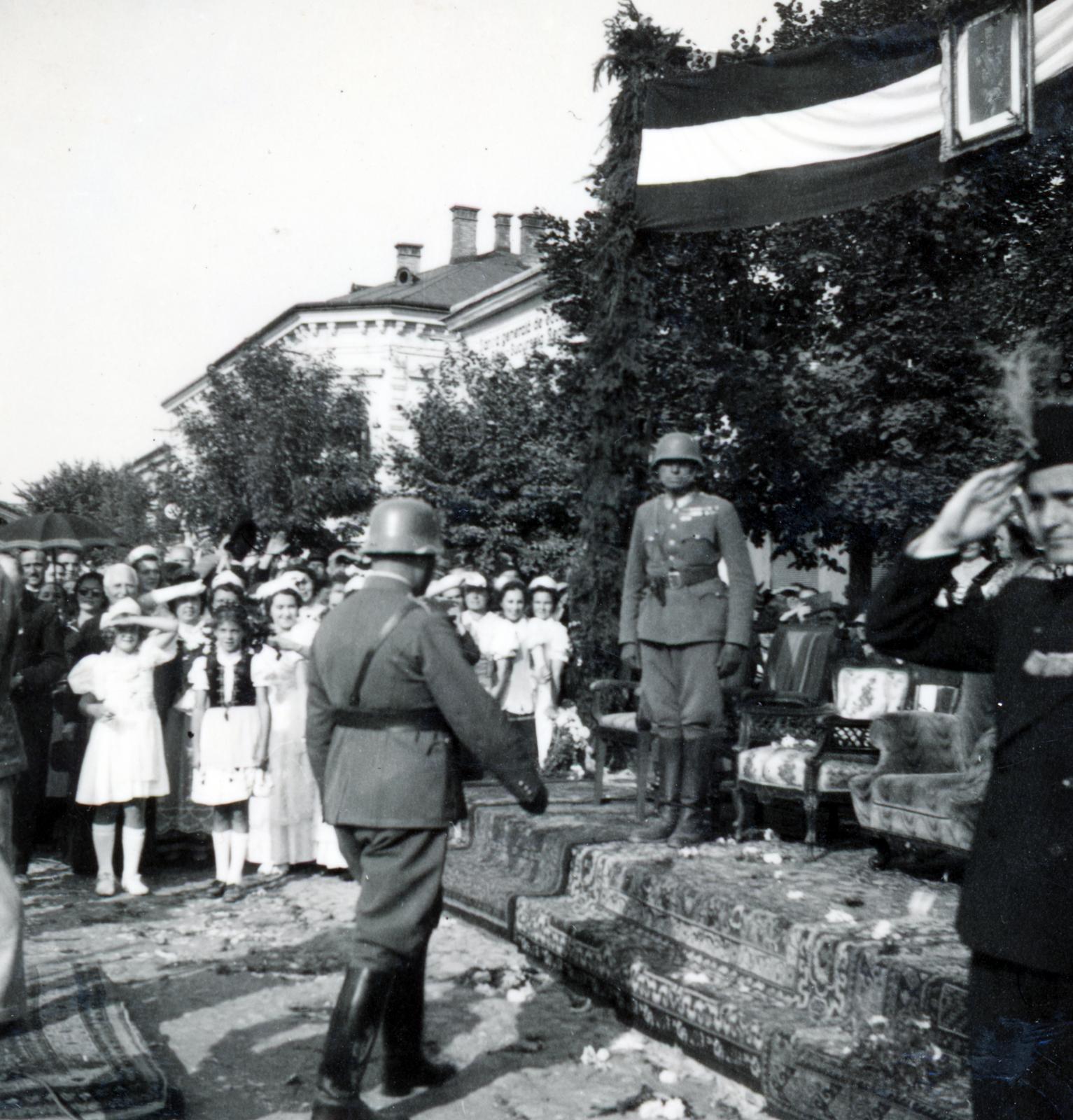 Romania,Transylvania, Reghin, Piaţa Petru Maior (ekkor Horthy Miklós tér). A felvétel 1940. szeptember 9-én a magyar csapatok bevonulása idején készült., 1940, Tordai György, Fortepan #233179