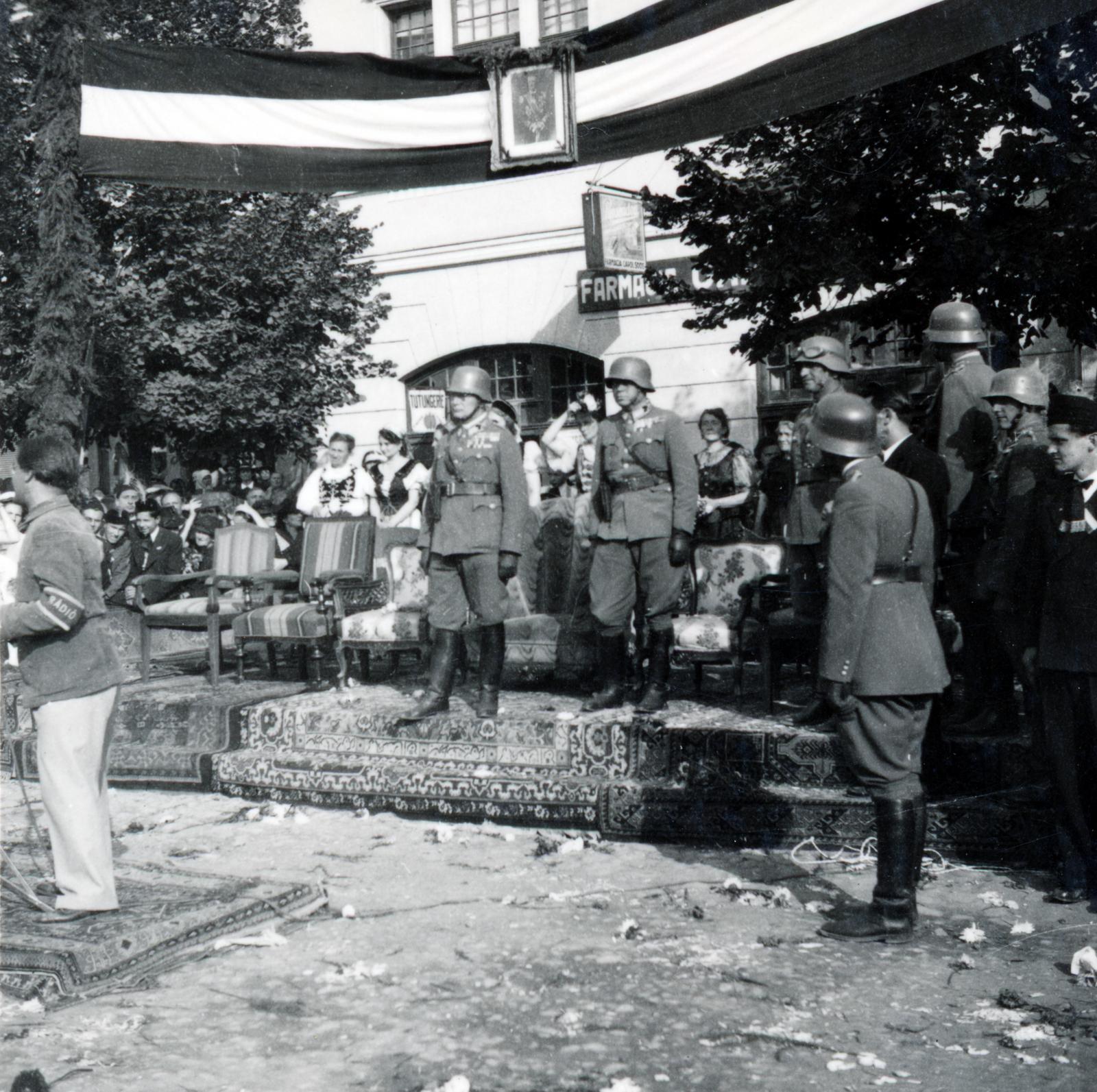 Romania,Transylvania, Reghin, Piaţa Petru Maior (ekkor Horthy Miklós tér). A felvétel 1940. szeptember 9-én a magyar csapatok bevonulása idején készült., 1940, Tordai György, Fortepan #233180