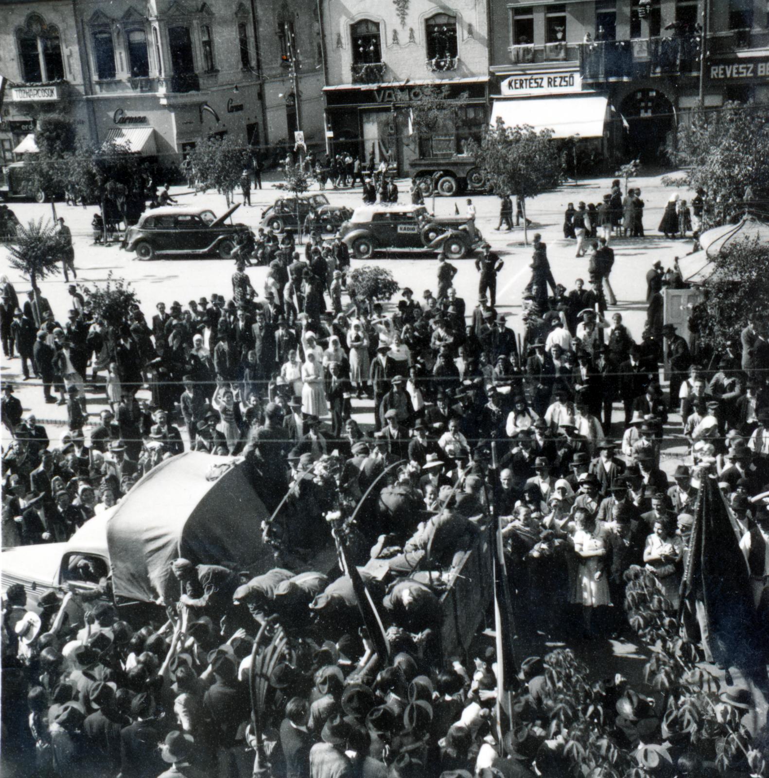 Romania,Transylvania, Târgu Mureș, Rózsák tere (Piata Trandafirilor, ekkor Széchenyi tér), szemben a Bartók Béla utca (ekkor Korzó-köz) torkolata. A felvétel a magyar csapatok bevonulása idején készült., 1940, Tordai György, Fortepan #233186