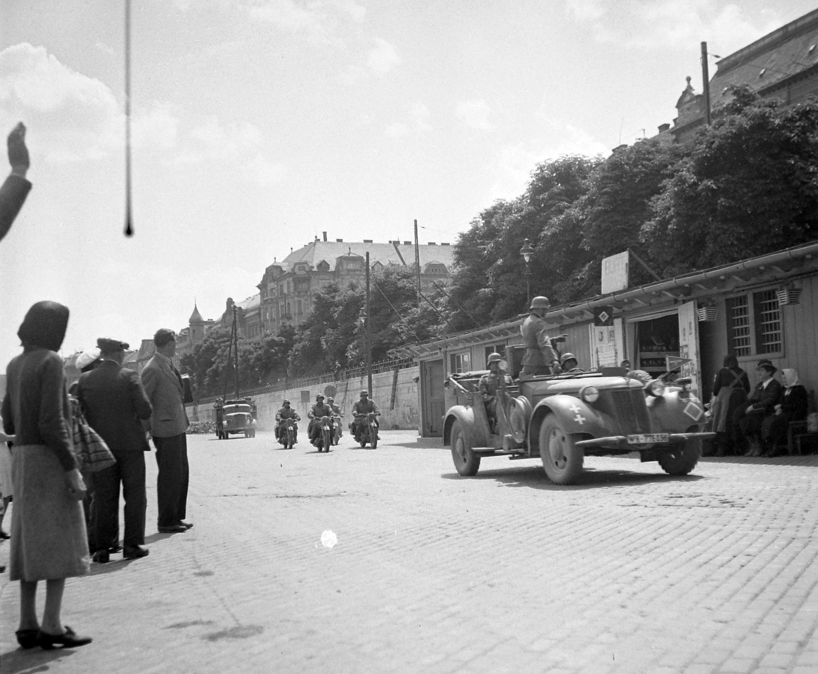 Magyarország, Budapest II., budai alsó rakpart a Bem József (Pálffy) térnél, német katonai csapatok átvonulása., 1941, Fortepan/Album002, német gyártmány, motorkerékpár, utcakép, katonaság, életkép, második világháború, Wehrmacht, Wanderer-márka, automobil, német katona, Budapest, Fortepan #23319