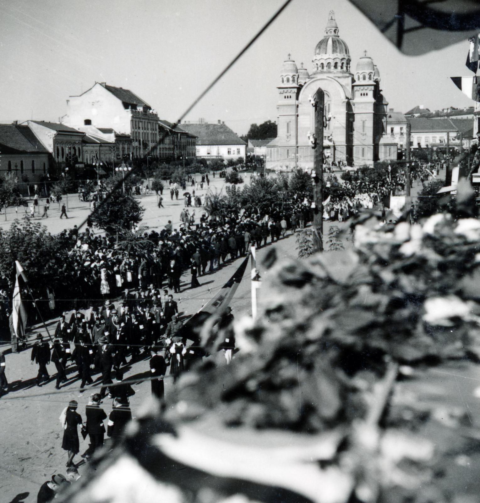 Romania,Transylvania, Târgu Mureș, Rózsák tere (Piata Trandafirilor, ekkor Széchenyi tér), szemben az Ortodox Székesegyház. A felvétel a magyar csapatok bevonulása idején készült., 1940, Tordai György, Fortepan #233191