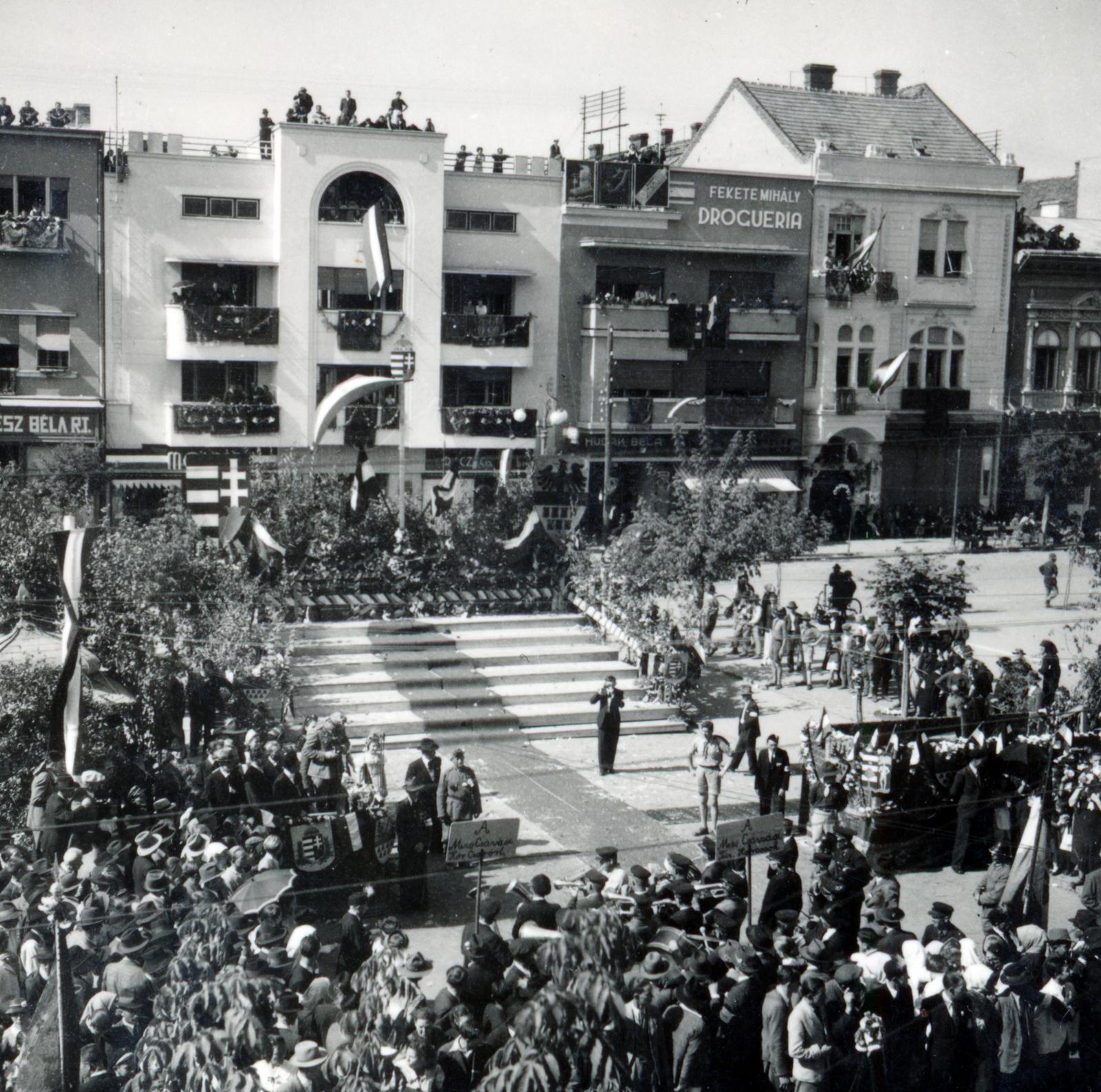 Romania,Transylvania, Târgu Mureș, Rózsák tere (Piata Trandafirilor, ekkor Széchenyi tér). A felvétel a magyar csapatok bevonulása idején készült., 1940, Tordai György, Fortepan #233197