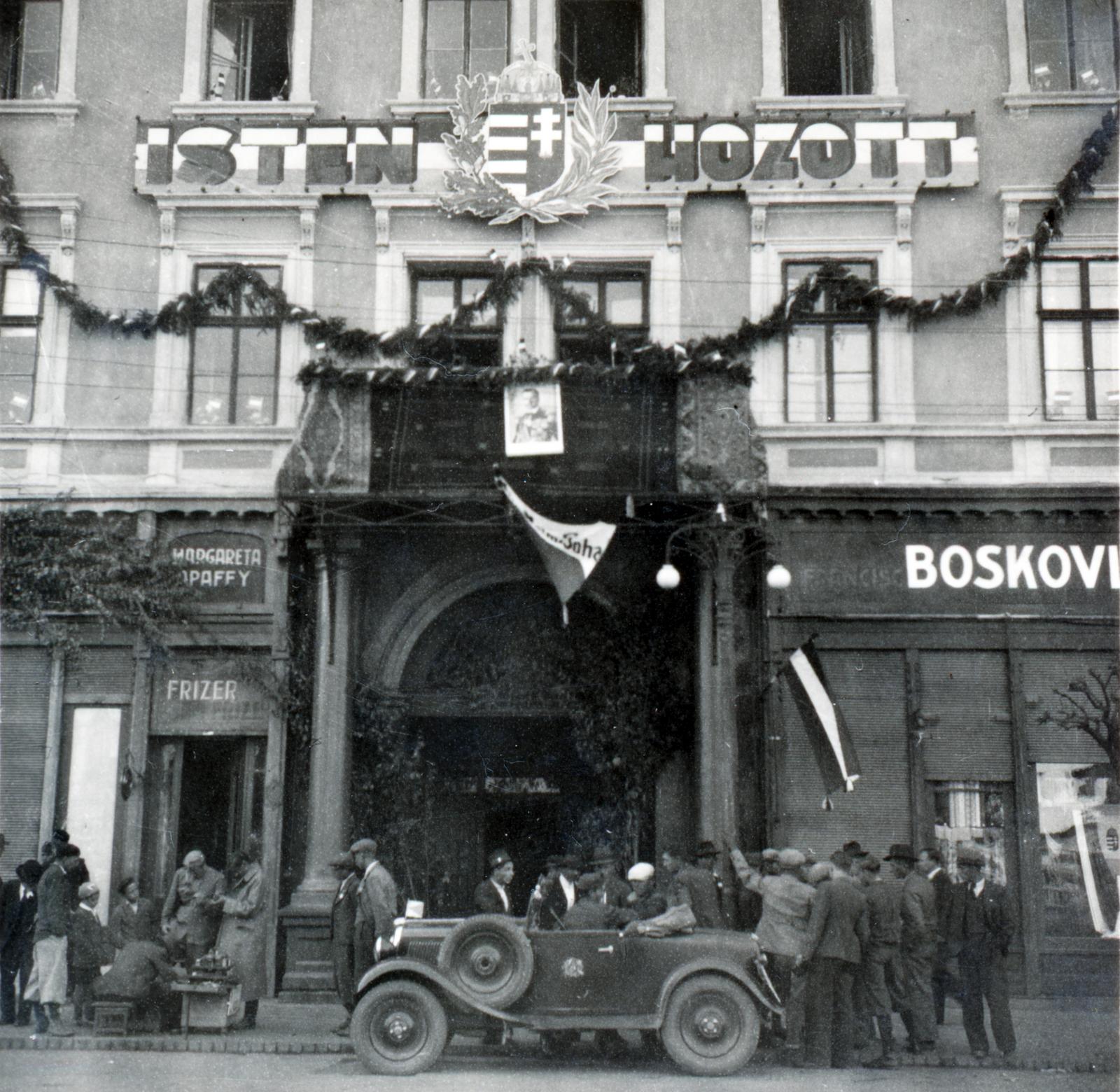 Romania,Transylvania, Târgu Mureș, Rózsák tere (Piata Trandafirilor, ekkor Széchenyi tér). A felvétel a magyar csapatok bevonulása idején készült., 1940, Tordai György, Fortepan #233199