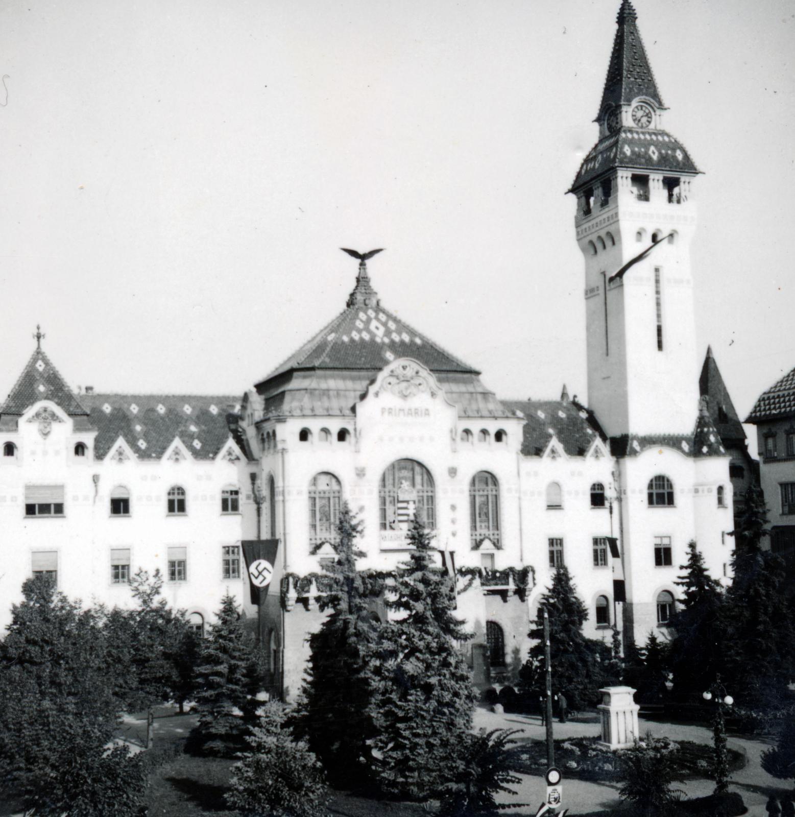 Romania,Transylvania, Târgu Mureș, Rózsák tere (Piata Trandafirilor, ekkor Széchenyi tér), a Városháza épülete. A felvétel a magyar csapatok bevonulása idején készült., 1940, Tordai György, public building, swastica, flag, Fortepan #233202