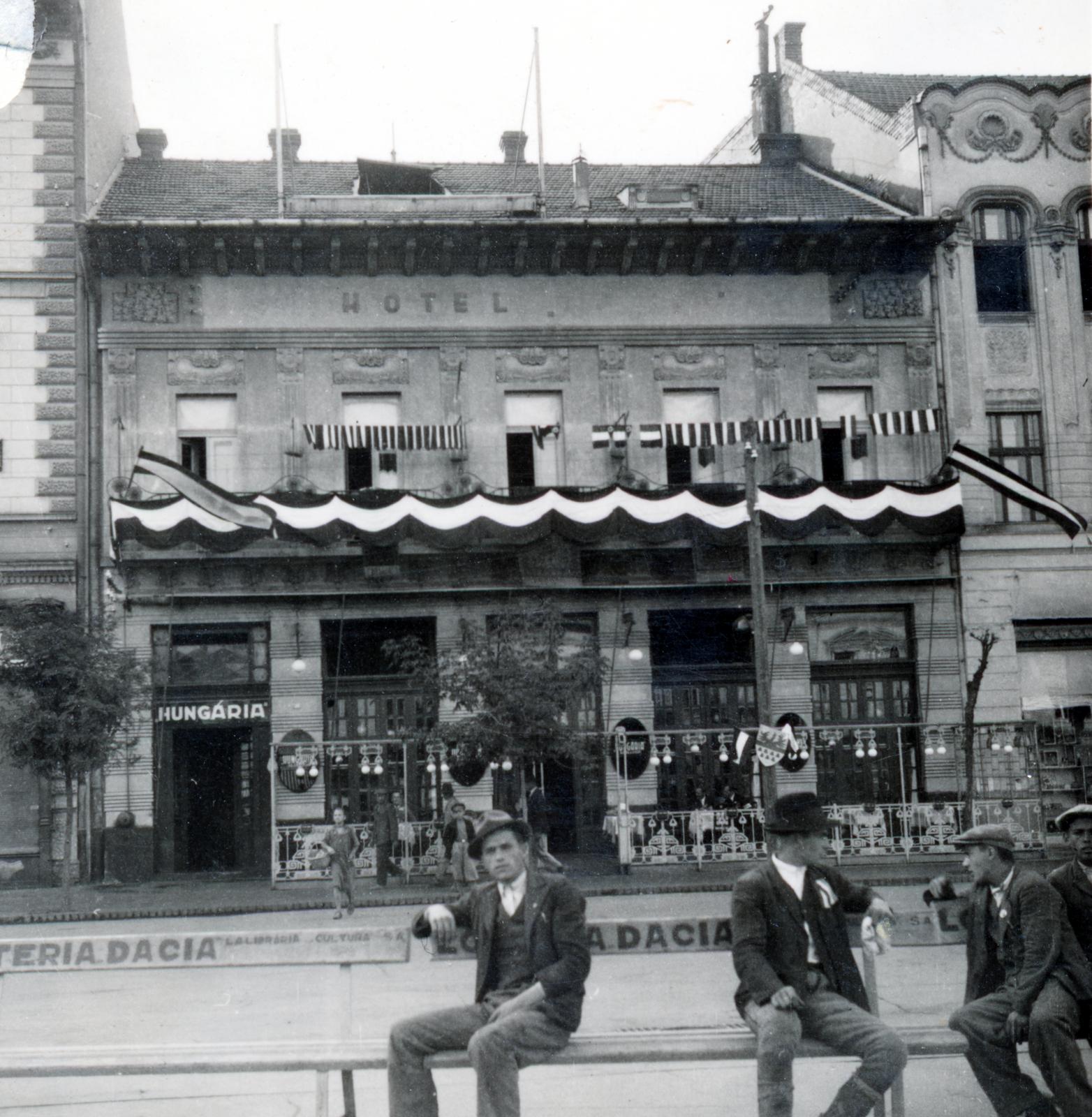 Romania,Transylvania, Târgu Mureș, Rózsák tere (Piata Trandafirilor, ekkor Széchenyi tér), szemben a Hungária kávéház., 1940, Tordai György, Fortepan #233203