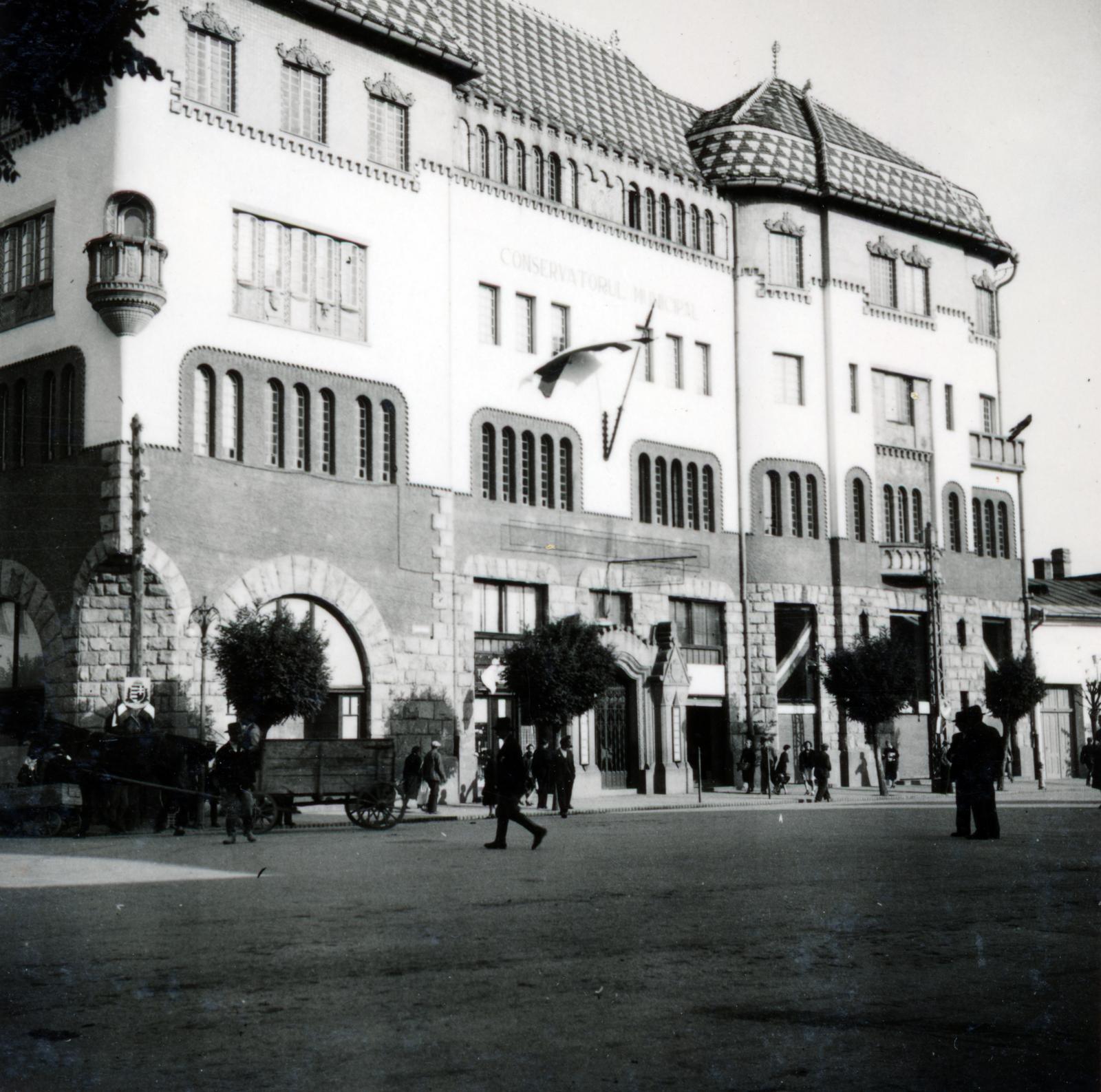 Romania,Transylvania, Târgu Mureș, Rózsák tere (Piata Trandafirilor, ekkor Széchenyi tér), Kultúrpalota., 1940, Tordai György, culture, public building, Fortepan #233204