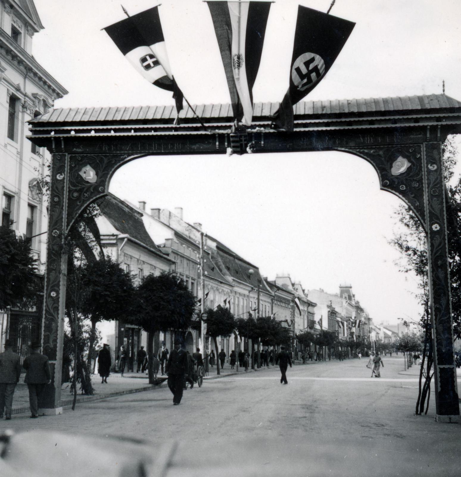 Romania,Transylvania, Târgu Mureș, Rózsák tere (Piata Trandafirilor, ekkor Széchenyi tér), a Keresztelő Szent János-templom és az Ortodox Székesegyház előtt. A felvétel a magyar csapatok bevonulása idején készült., 1940, Tordai György, swastica, sekler gate, flag, territorial gain, Fortepan #233205