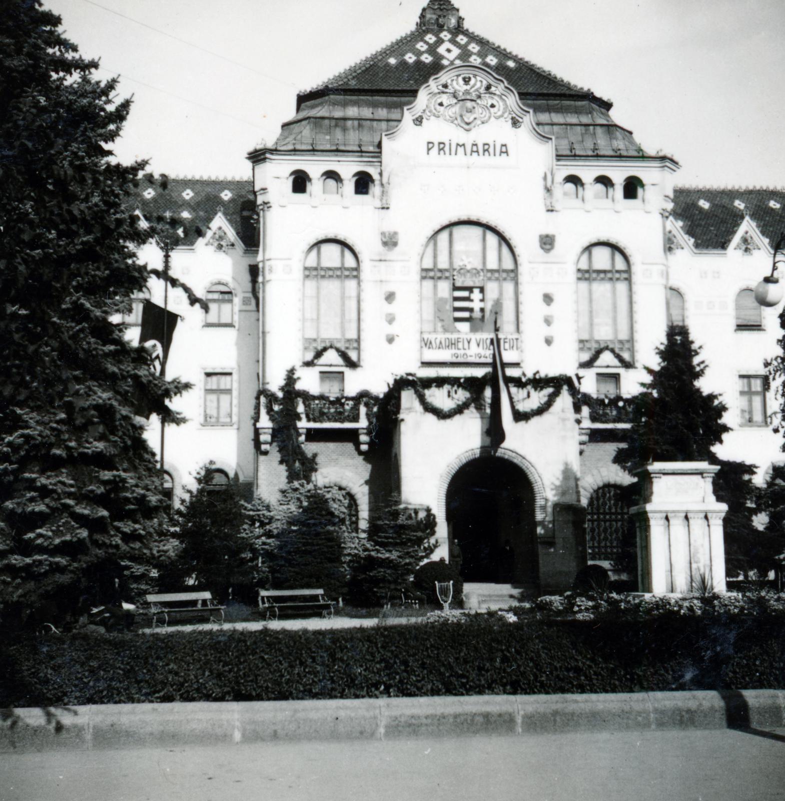 Romania,Transylvania, Târgu Mureș, Rózsák tere (Piata Trandafirilor, ekkor Széchenyi tér), a Városháza épülete. A felvétel a magyar csapatok bevonulása idején készült., 1940, Tordai György, Fortepan #233207