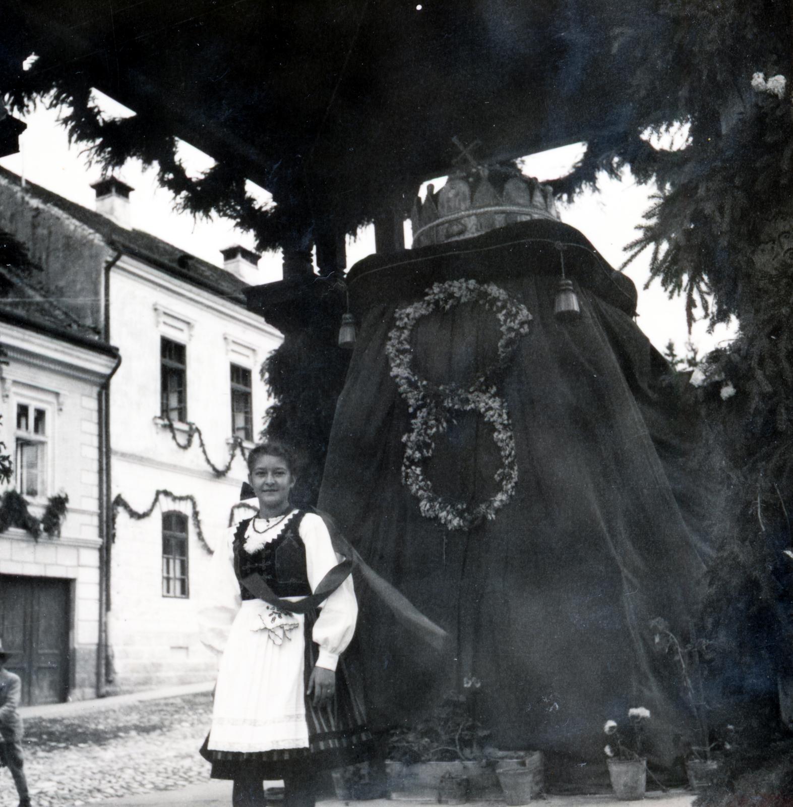 Romania,Transylvania, Ordorheiu Secuiesc, Márton Áron (Deák) tér, a tölgyfaoszlopokon nyugvó galambdúcos zsindelytető alatt a magyar csapatok bevonulásának tiszteletére a magyar szent korona mását helyezték el. Egykor a talapzaton állt a Vas Székely szobor, az első világháború hősi halottainak emlékére., 1940, Tordai György, Fortepan #233219