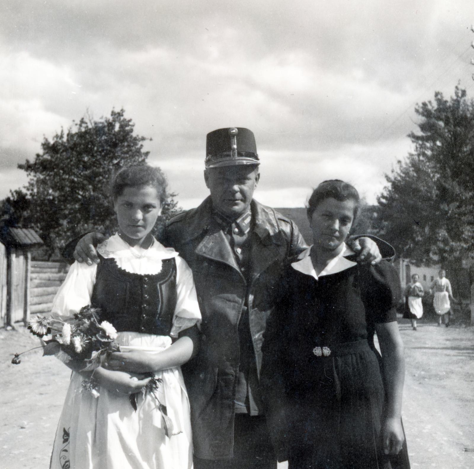 1940, Tordai György, bouquet, three people, Fortepan #233227