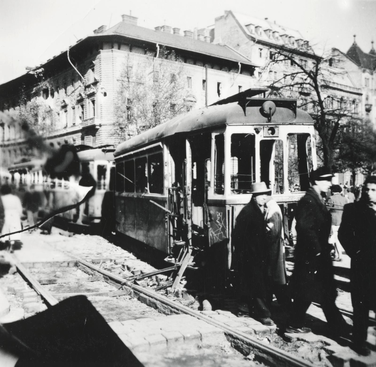 Magyarország, Budapest VIII., József körút a Rákóczi térnél., 1956, Pálos Ágnes, villamos, Budapest, járműroncs, Fortepan #233234