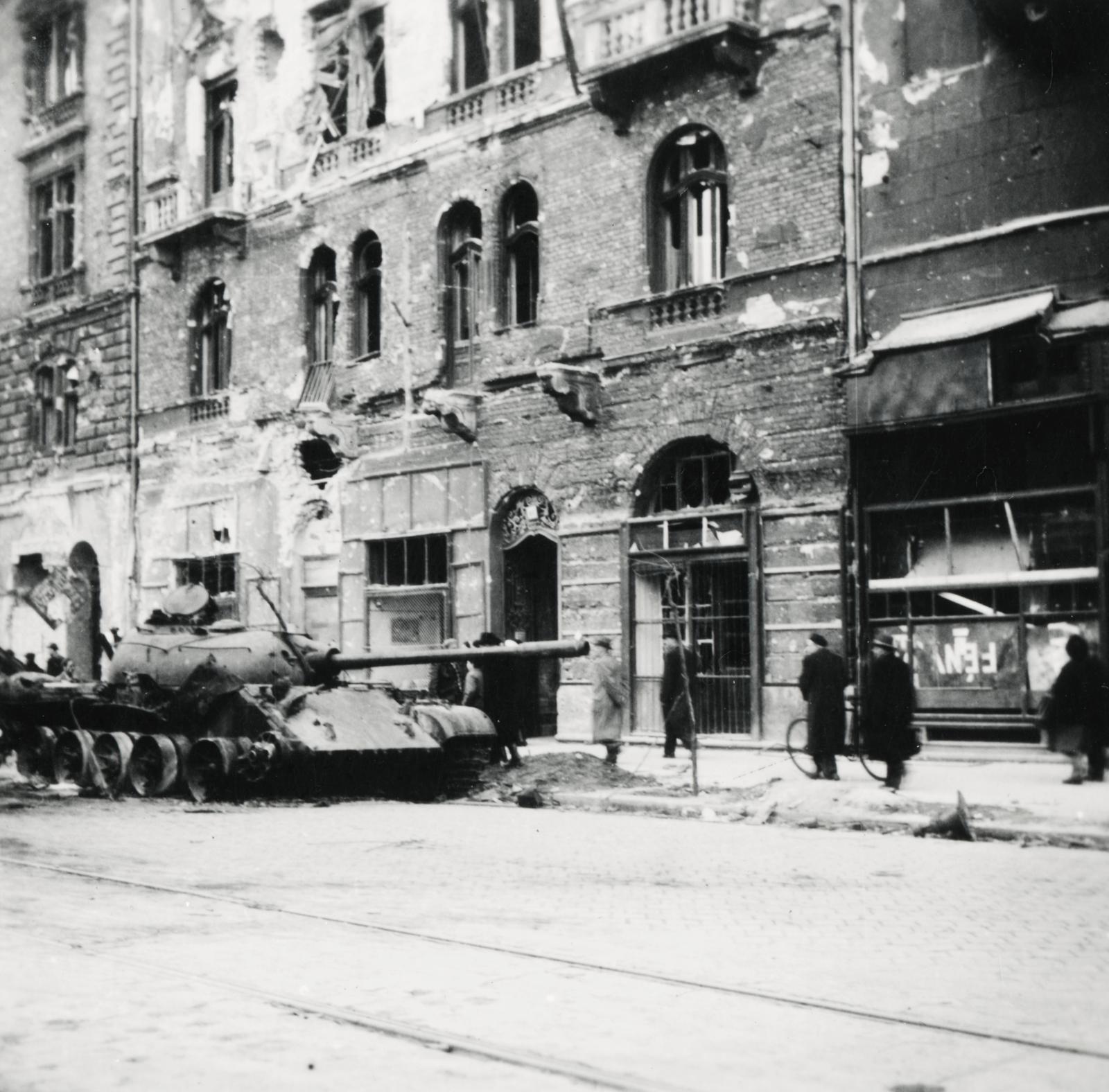 Hungary, Budapest IX., Üllői út, kilőtt szovjet T-54-es harckocsi a 61-es számú ház előtt., 1956, Pálos Ágnes, Budapest, Fortepan #233237