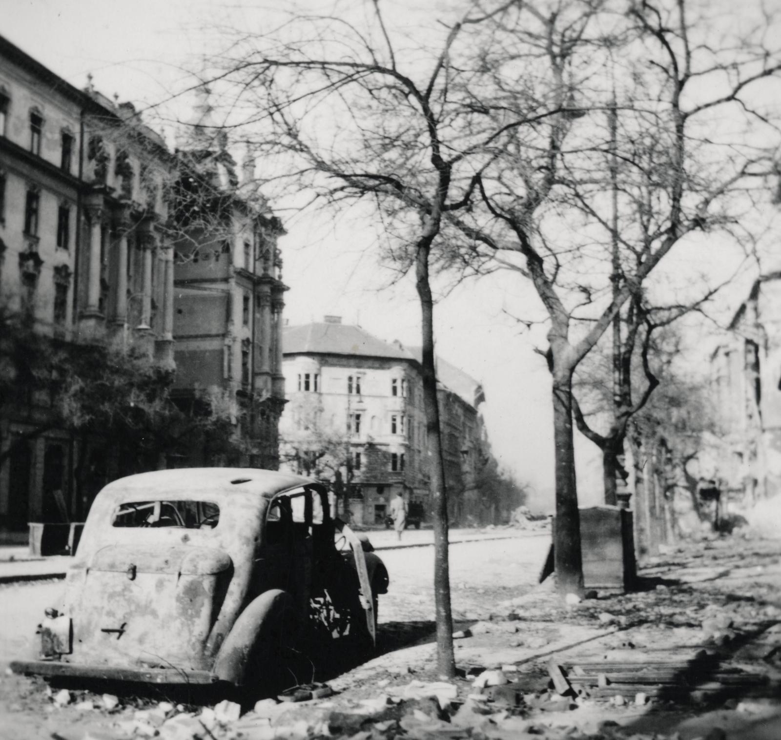 Magyarország, Budapest VIII.,Budapest IX., Ferenc körút, szemben az Üllői úti kereszteződésnél álló épületek láthatók., 1956, Pálos Ágnes, járműroncs, Budapest, Fortepan #233241