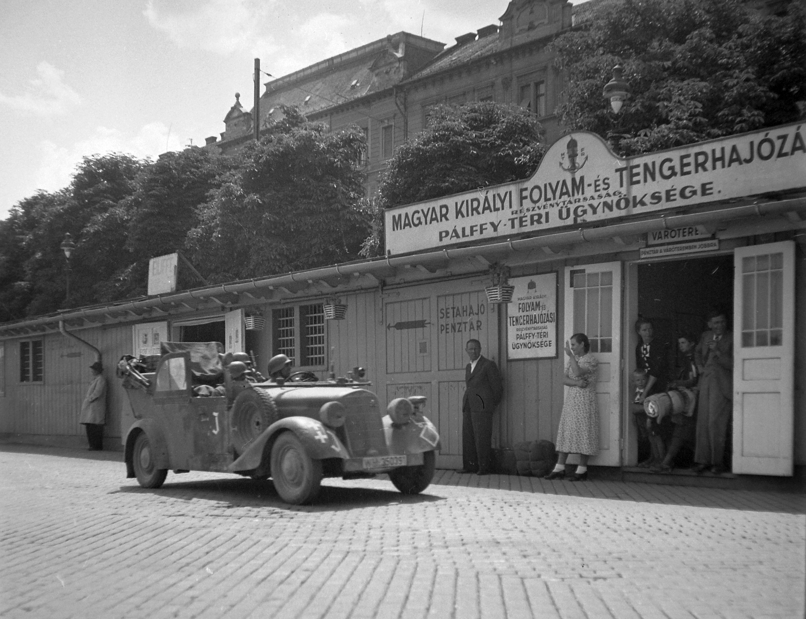 Magyarország, Budapest II., budai alsó rakpart a Bem József (Pálffy) térnél, német katonai csapatok átvonulása, 1941, Fortepan/Album002, német gyártmány, katonaság, Mercedes-márka, második világháború, Wehrmacht, automobil, Budapest, Fortepan #23325