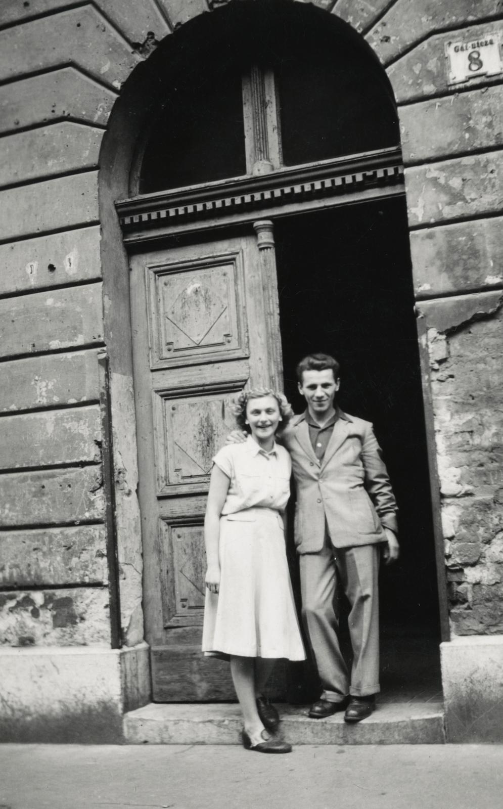 Magyarország, Budapest IX., a Gát utca 8-as számú ház kapuja., 1953, Pálos Ágnes, Budapest, Fortepan #233251