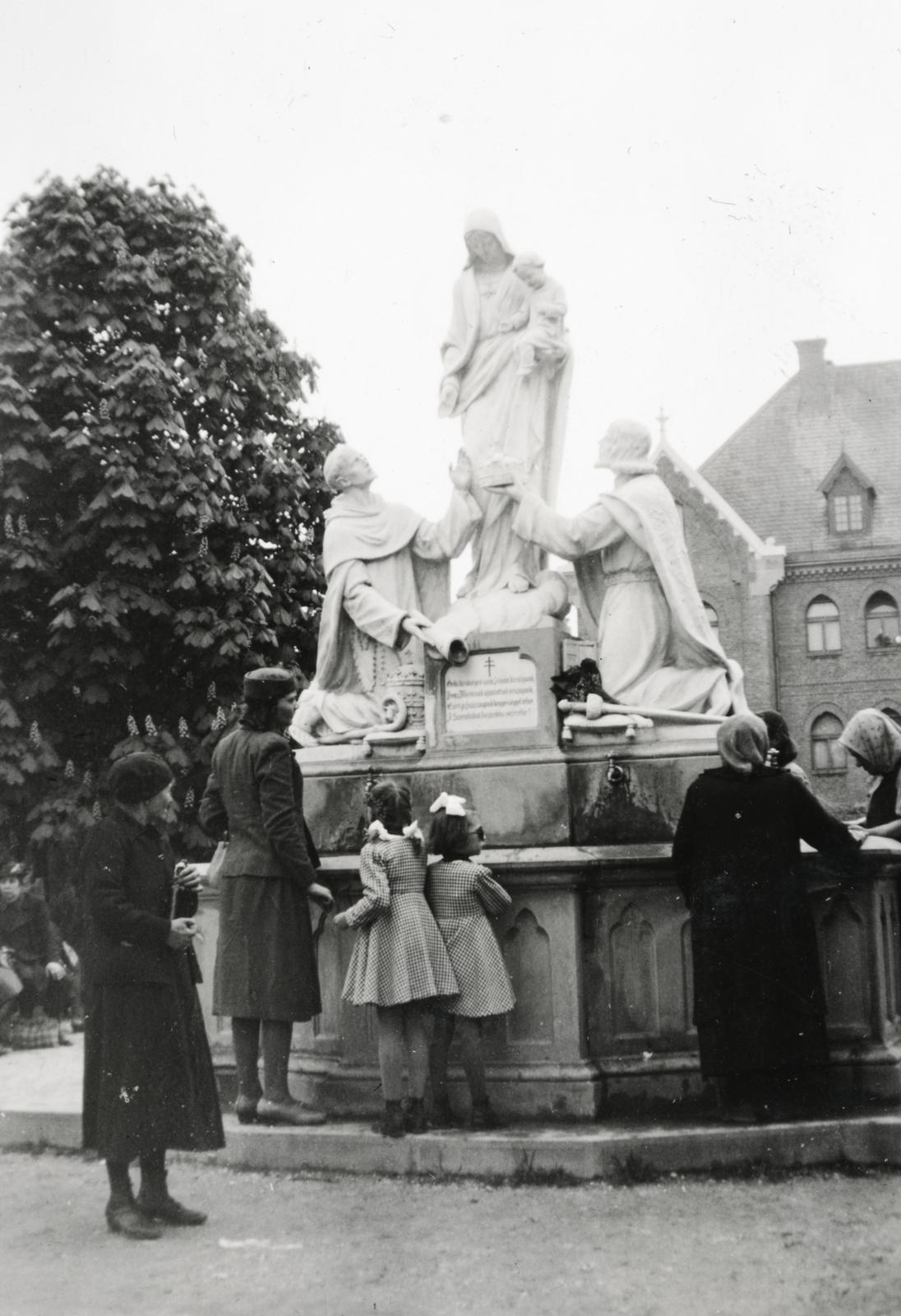 Hungary, Budapest II., Máriaremete, templomkert, Szent István kút, Krasznai Lajos szobrászművész alkotása (1938)., 1942, Pálos Ágnes, Budapest, Fortepan #233265