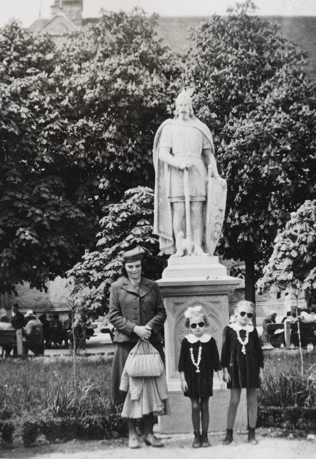 Magyarország, Budapest II., Máriaremete, templomkert, Szent László szobra, Krasznai Lajos szobrászművész alkotása (1938), a Szent István kút és a rendház között, később a kegytemplom bejárata mellett állították fel., 1942, Pálos Ágnes, Budapest, Fortepan #233266