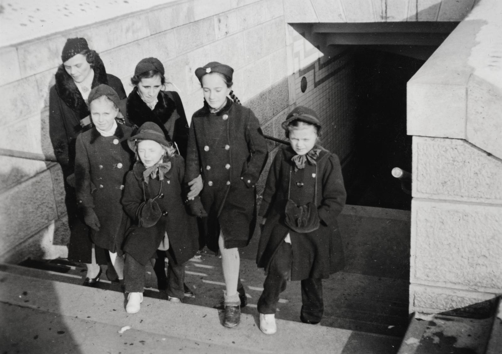 1942, Pálos Ágnes, girls, double-breasted coat, Fortepan #233268