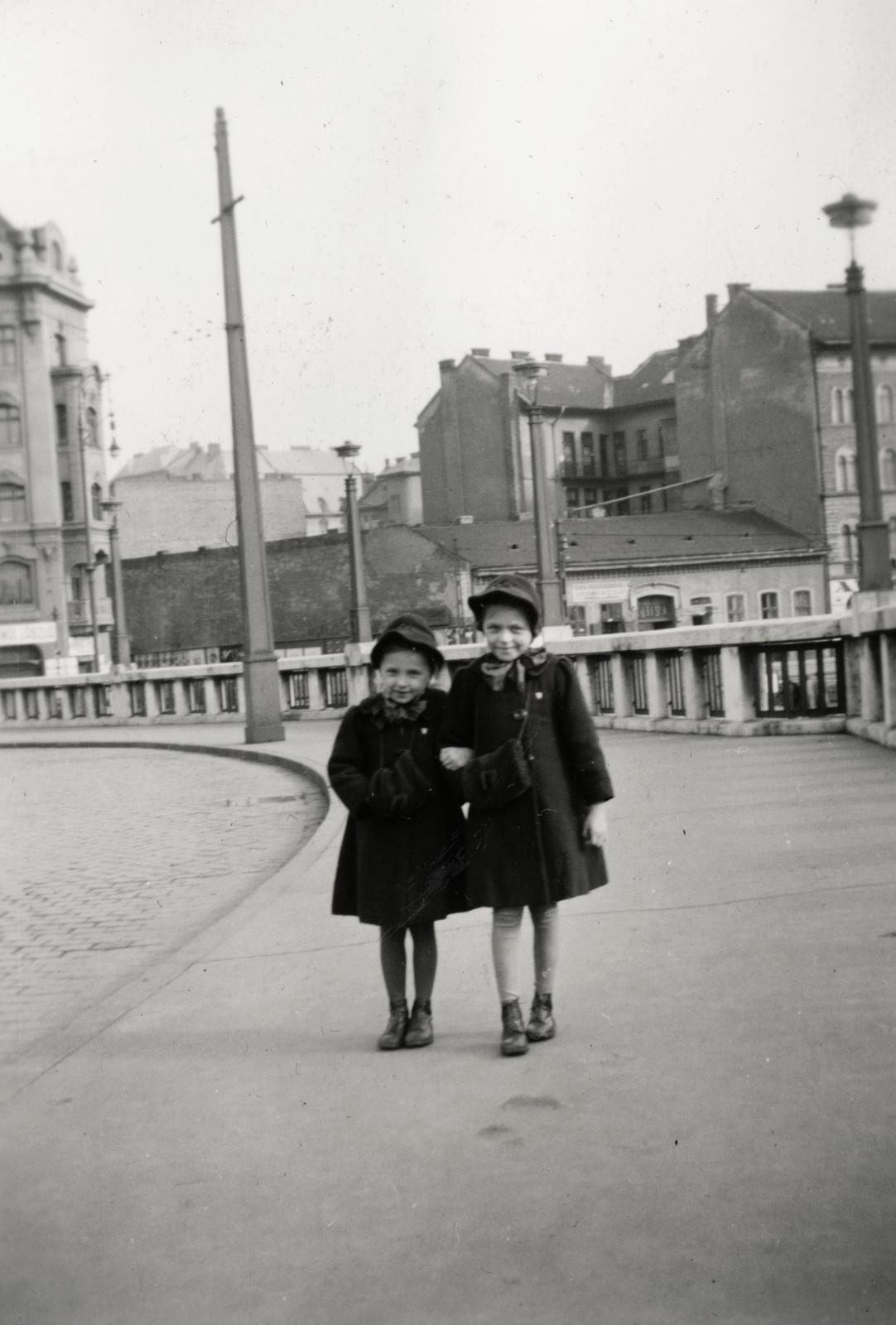 Hungary, Budapest IX., Boráros tér, a felvétel a Petőfi (Horthy Miklós) híd hídfőjénél készült, Háttérben balra az Angyal utca torkolatánál álló ház látható., 1941, Pálos Ágnes, Budapest, Fortepan #233270