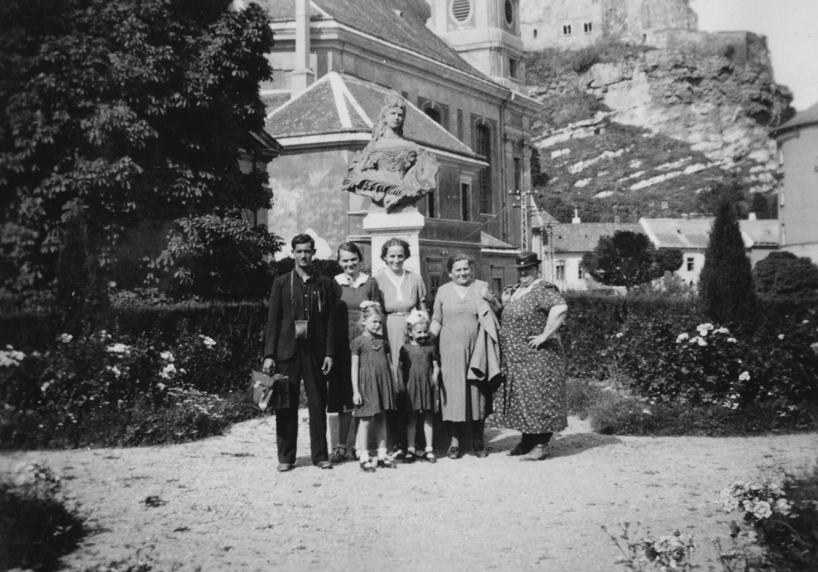 Hungary, Esztergom, Mindszenty hercegprímás tere, Erzsébet királyné szobra (Zala György, 1932.), mögötte a Loyolai Szent Ignác-templom, háttérben a vár., 1941, Pálos Ágnes, family, female figure, bust, Fortepan #233273