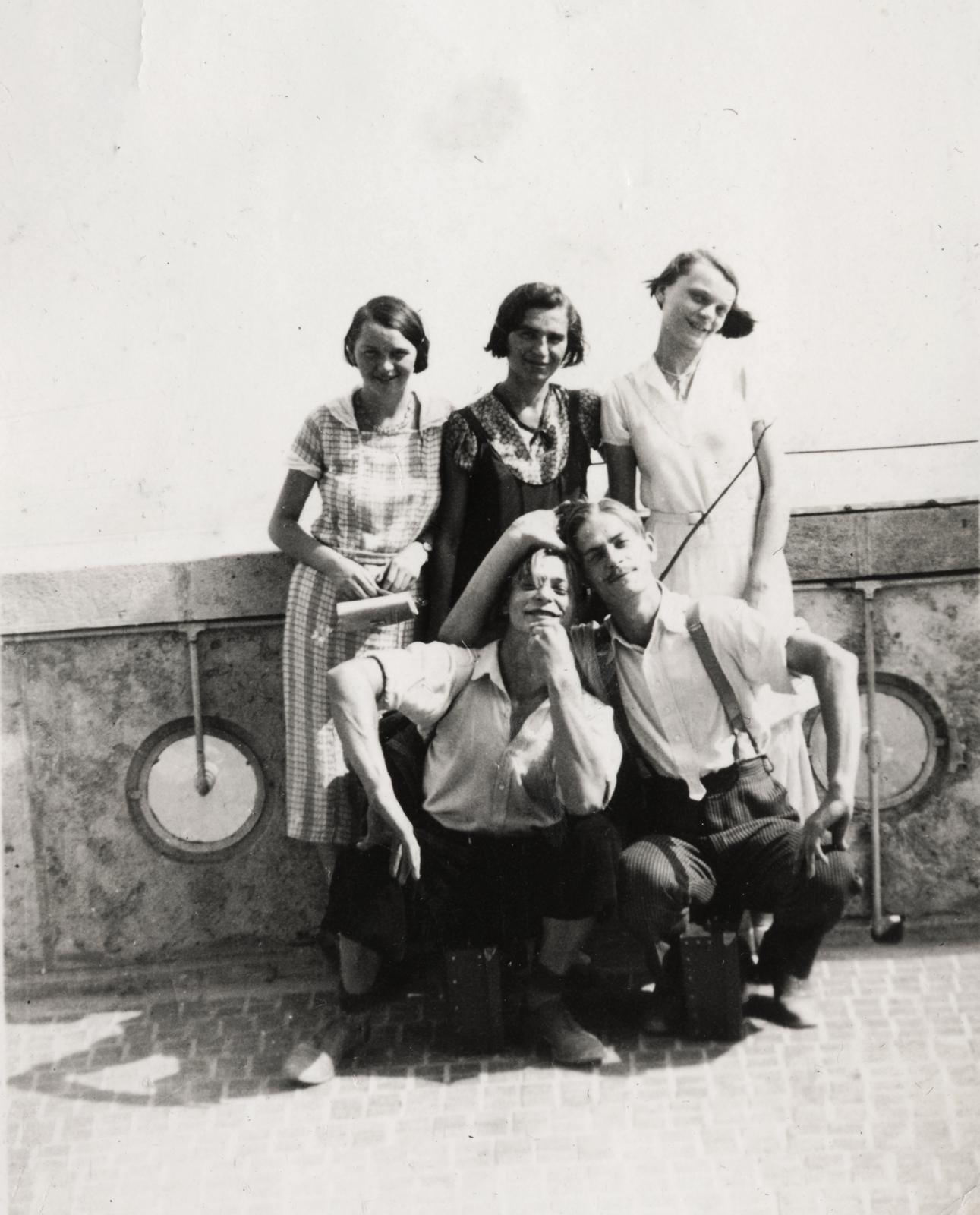 Magyarország, Budapest XII., Jánoshegy, a felvétel az Erzsébet-kilátón készült., 1932, Pálos Ágnes, Budapest, fiatalság, csoportkép, tréfálkozás, Fortepan #233285