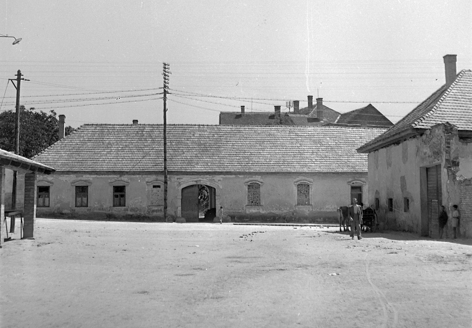 Magyarország, Sümeg, Szent István tér 1. Skolty (Scotti) kúria, Kisfaludy Sándor szülőháza felől nézve., 1950, Építész, utcakép, kúria, Fortepan #23331