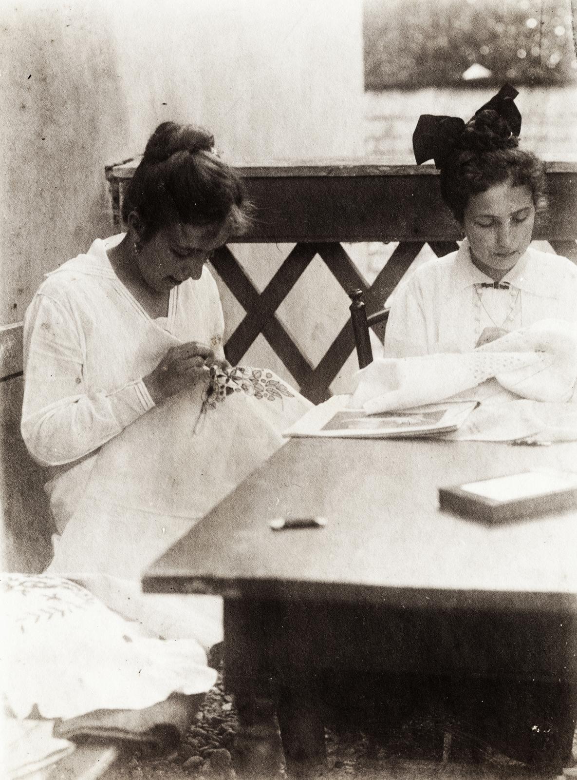 1913, Hajtman Ágnes, masni, nők, kézimunka, hajviselet, fehér ruha, hímzés, Fortepan #233325