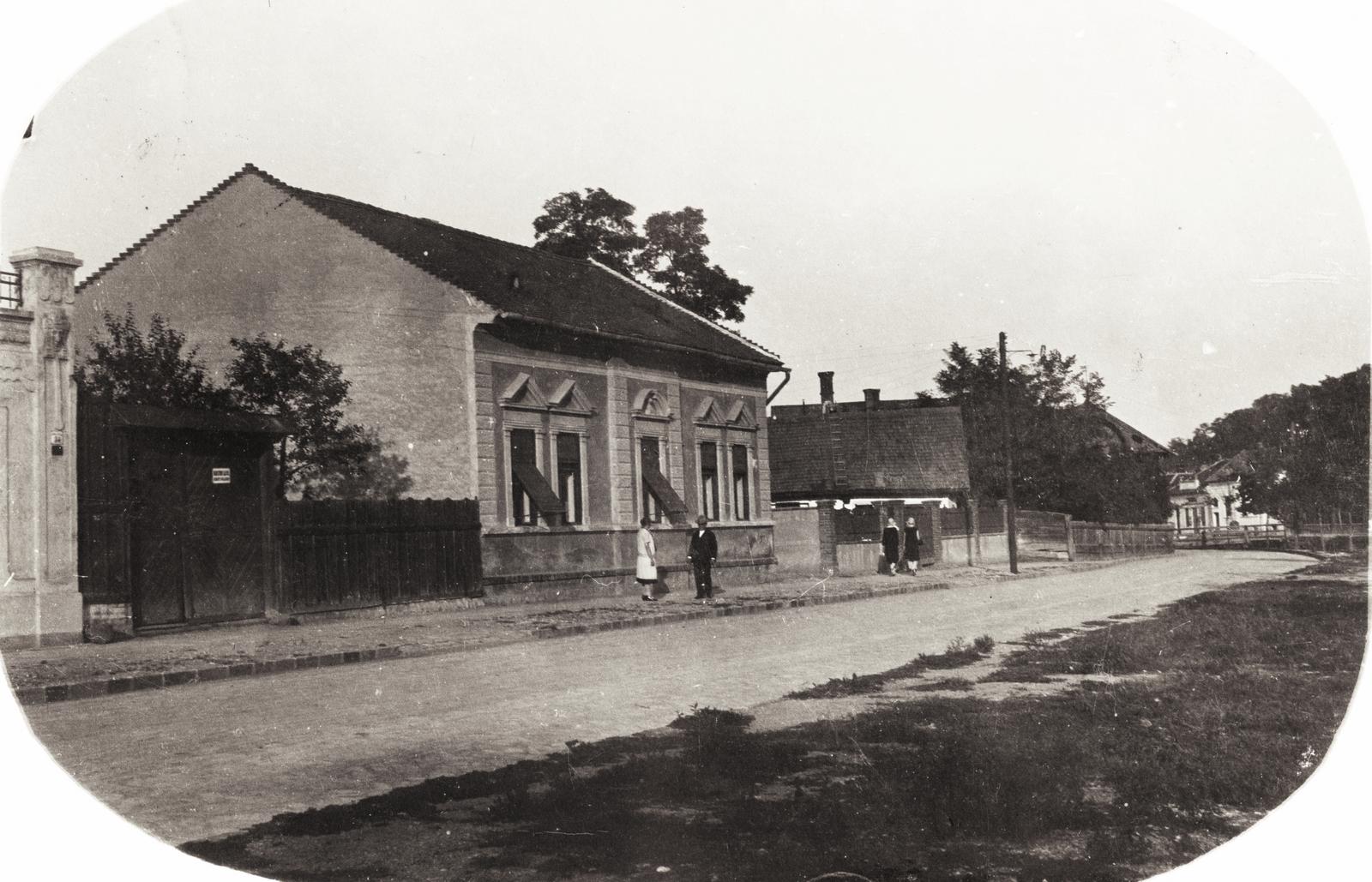 Hungary, Miskolc, Petőfi Sándor utca, jobbra a Szinva patak feletti híd a Tompa Mihály utca felé vezet., 1917, Hajtman Ágnes, house, street view, Fortepan #233327