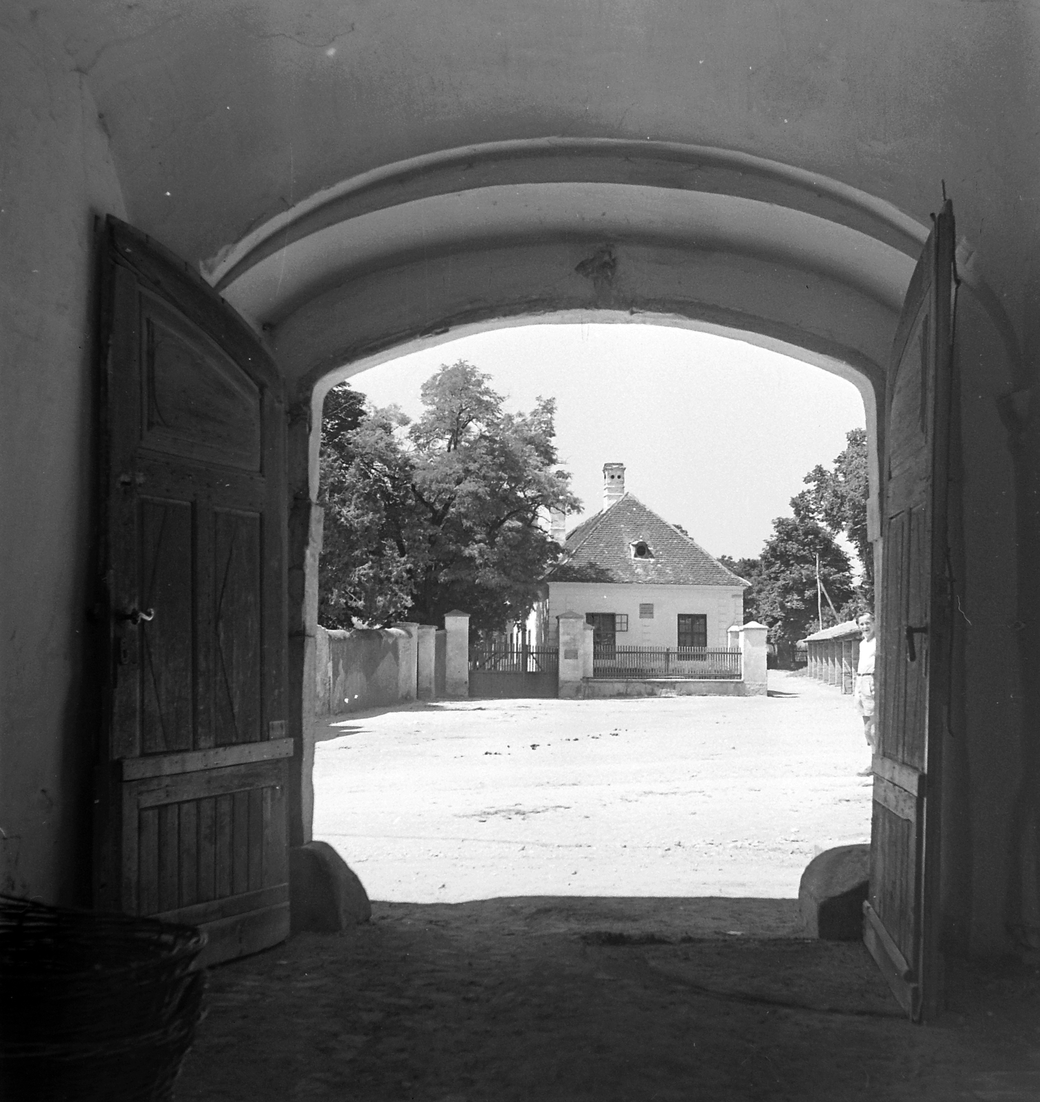 Hungary, Sümeg, Szent István tér 1. Skolty (Scotti) kúria kapuja. Szemben a Kisfaludy tér 1. sz., Kisfaludy Sándor szülőháza, ma múzeum., 1950, Építész, gate, street view, museum, mansion, curb, Fortepan #23336