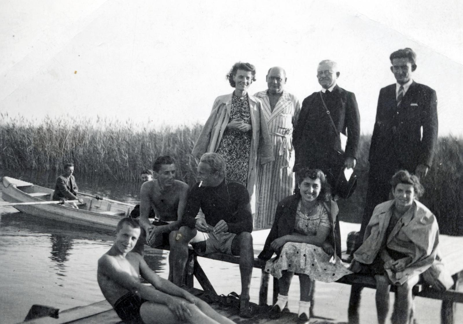 Magyarország, Balatonudvari, baráti társaság a strandnál lévő stégen, balra cigarettával Básti Lajos színművész., 1938, Ferencziné Fodor Katalin, Fortepan #233363