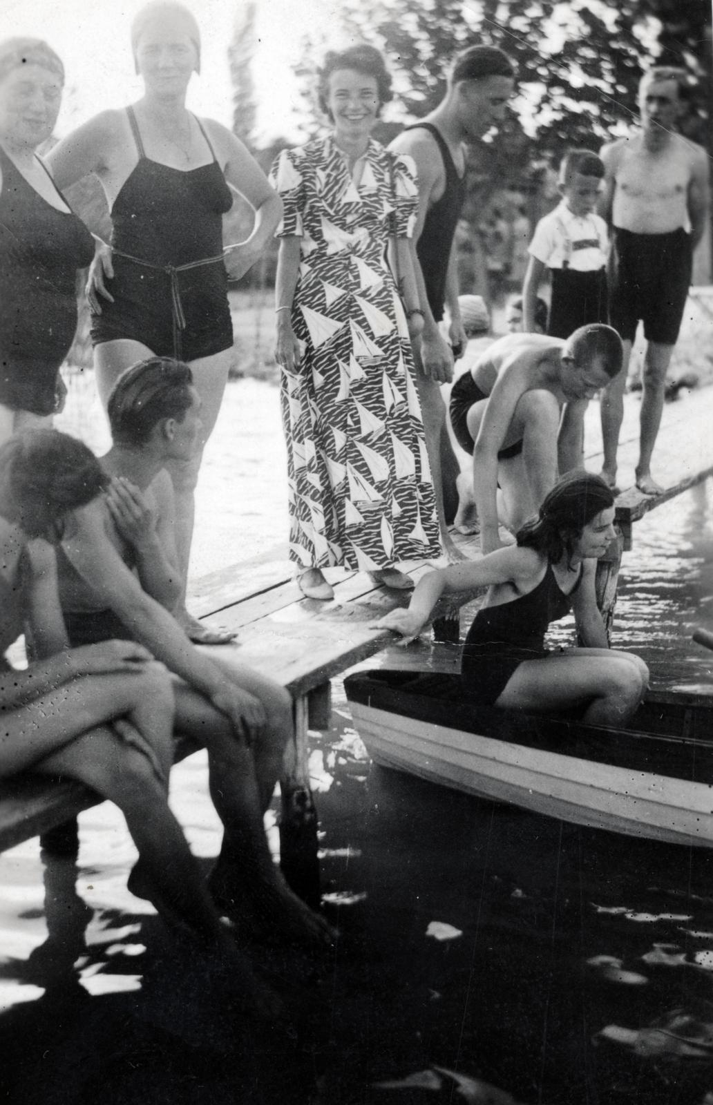Magyarország, Balatonudvari, baráti társaság a strandnál lévő stégen., 1938, Ferencziné Fodor Katalin, Fortepan #233364