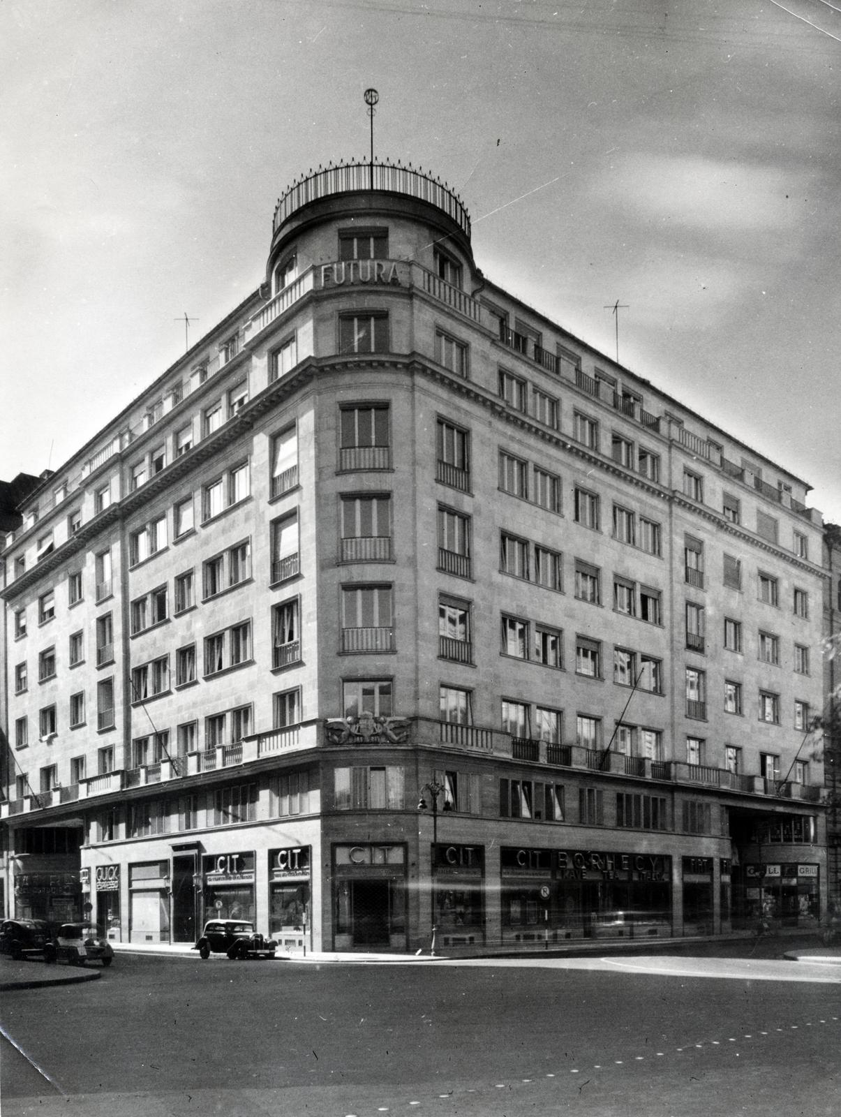 Magyarország, Budapest V., Vörösmarty tér, szemben a Vigadó utca sarkán a Dorottya utca 2., a Futura-ház., 1939, Ferencziné Fodor Katalin, Budapest, Fortepan #233366