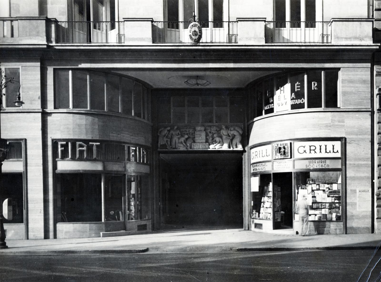 Hungary, Budapest V., Dorottya utca 2., a Futura-ház kapuja, balra a Fiat Automobil Művek mintaterme., 1939, Ferencziné Fodor Katalin, Best of, modern architecture, English sign, store display, book store, relief, Budapest, Fortepan #233367