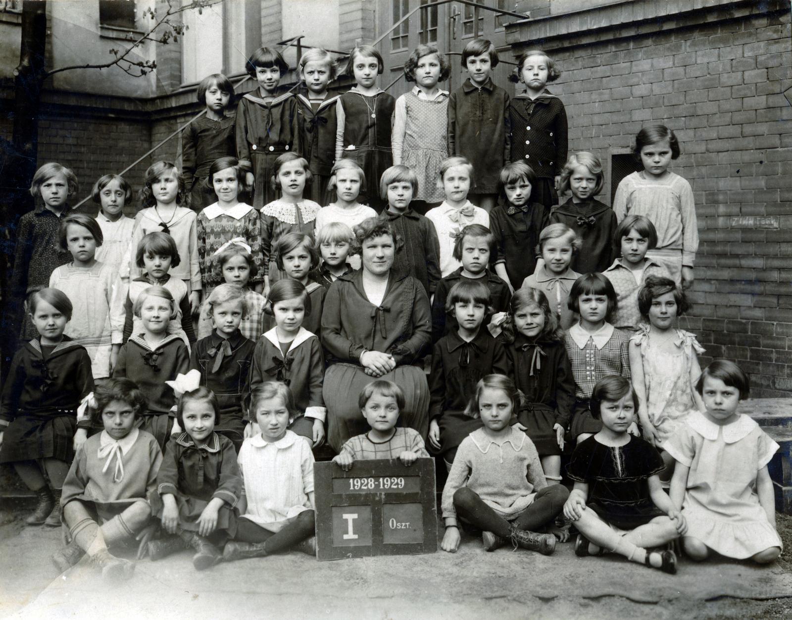 Hungary, Tabán, Budapest I., Fehérsas tér, a községi elemi iskola I. osztályos tanulóinak csoportképe., 1929, Ferencziné Fodor Katalin, Budapest, Fortepan #233369