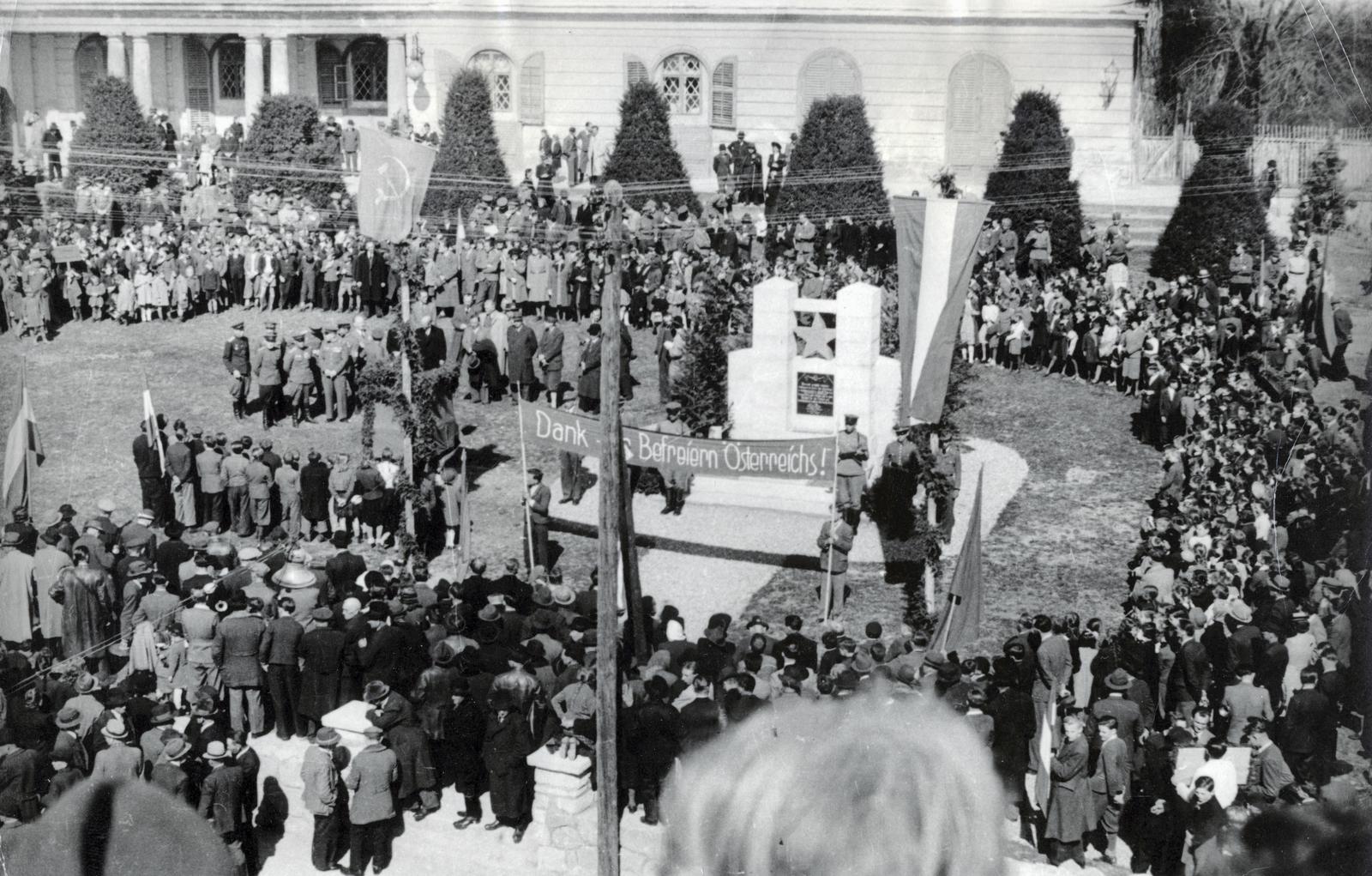 1952, Harangozó Ádám, Soviet soldier, Red Star, hammer and sickle, german text, mass, festive, Fortepan #233423
