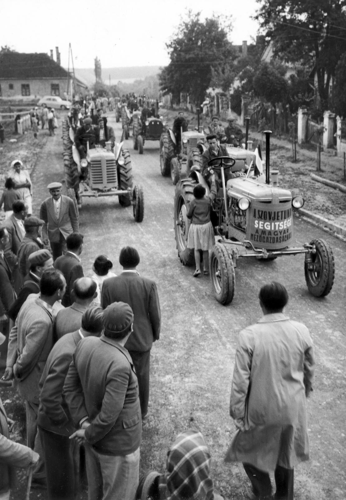 Magyarország, Somogyaszaló, a község főutcája, a termelőszövetkezet gépállomásának ünnepélyesen átadott, új szovjet Bjelorusz traktorok felvonulása., 1959, Fortepan/Album088, Fortepan #233434