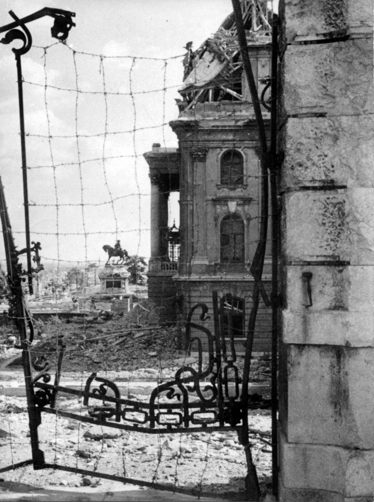 Hungary, Budapest I., a romos Királyi Palota (később Budavári Palota), előtte Savoyai Jenő lovasszobra., 1945, Fortepan/Album088, tank, Budapest, Fortepan #233448