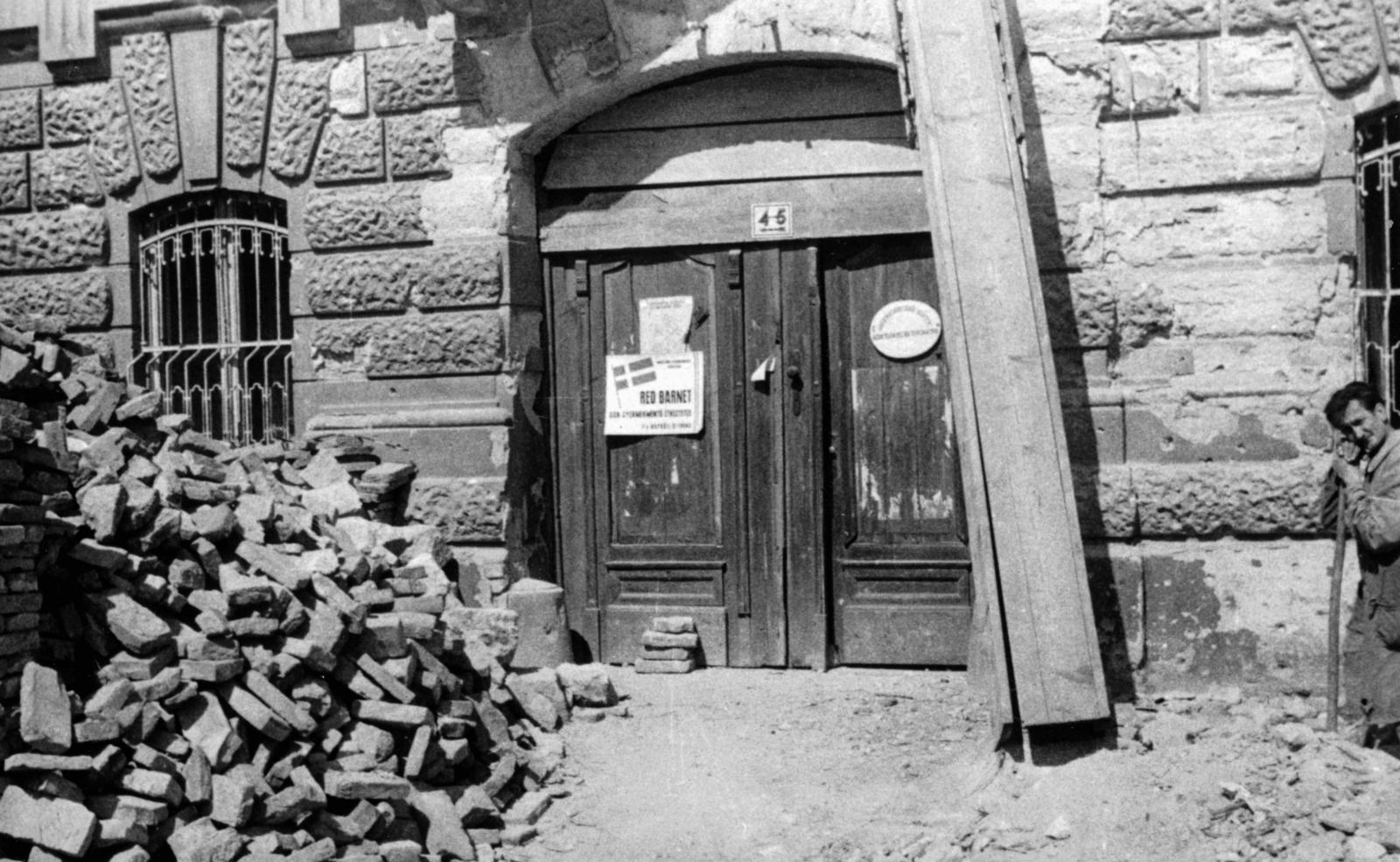 Hungary, Budapest I., Dísz tér 4-5., a kapun a Red Barmet dán gyermekmentő misszió táblája. Az épület a II. világháború előtt a pápai nunciatúrának adott helyet., 1946, Fortepan/Album088, Budapest, Fortepan #233453
