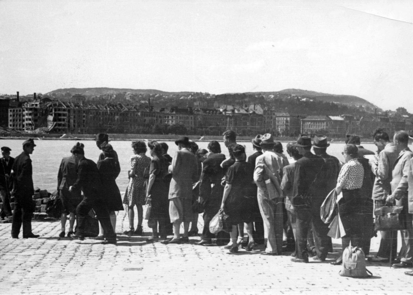 Magyarország, Budapest V.,Budapest I., pesti alsó rakpart, dunai átkelésre várók sora, háttérben a budai oldalon a Bem (Mónus Illés) rakpart és Rózsadomb., 1945, Fortepan/Album088, Budapest, Fortepan #233469