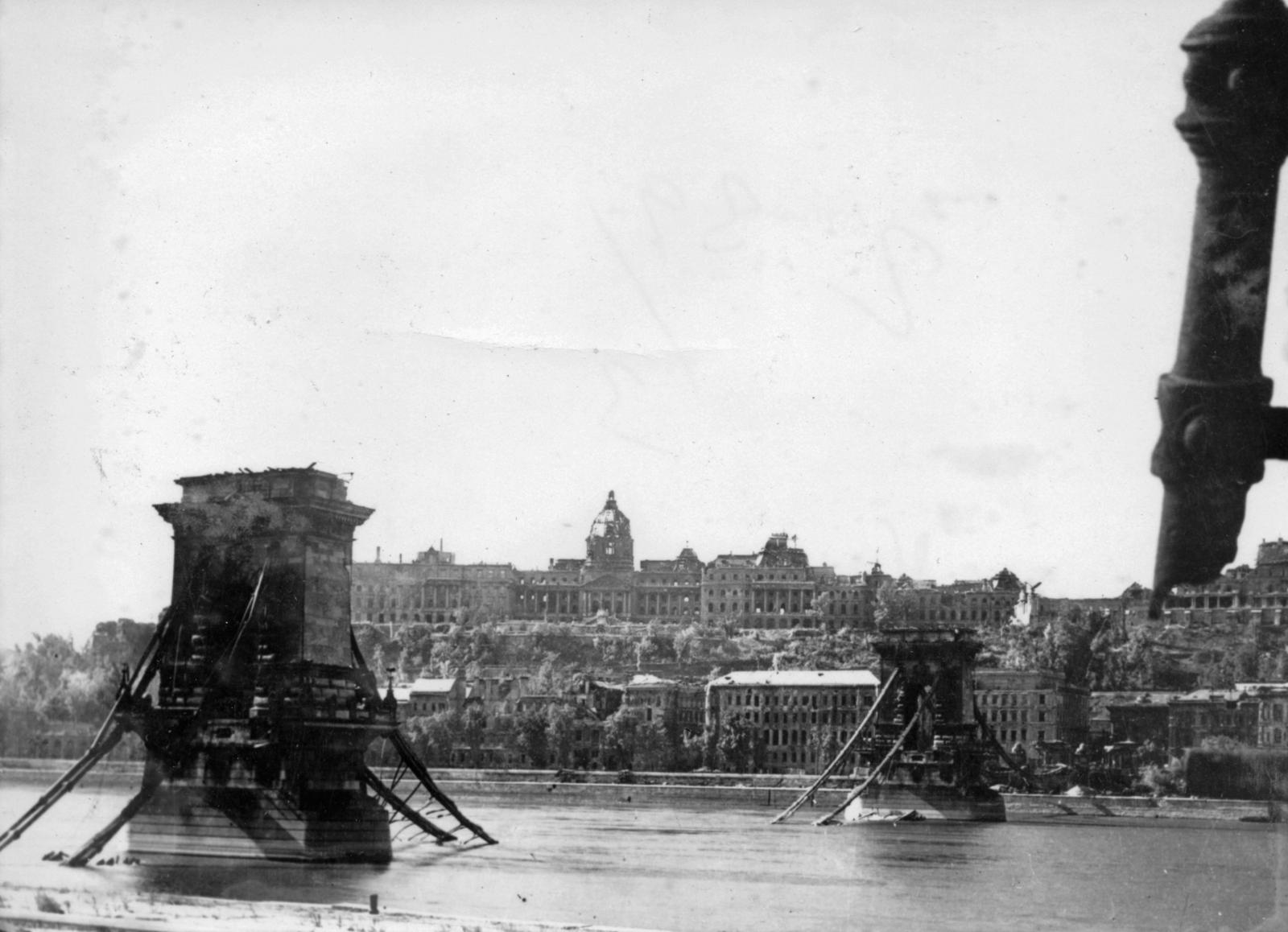 Magyarország, Budapest V.,Budapest I., a lerombolt Széchenyi Lánchíd és a romos Királyi Palota (később Budavári Palota) a Széchenyi István (Ferenc József) tér felől nézve., 1945, Fortepan/Album088, hídroncs, háborús kár, Budapest, Fortepan #233476