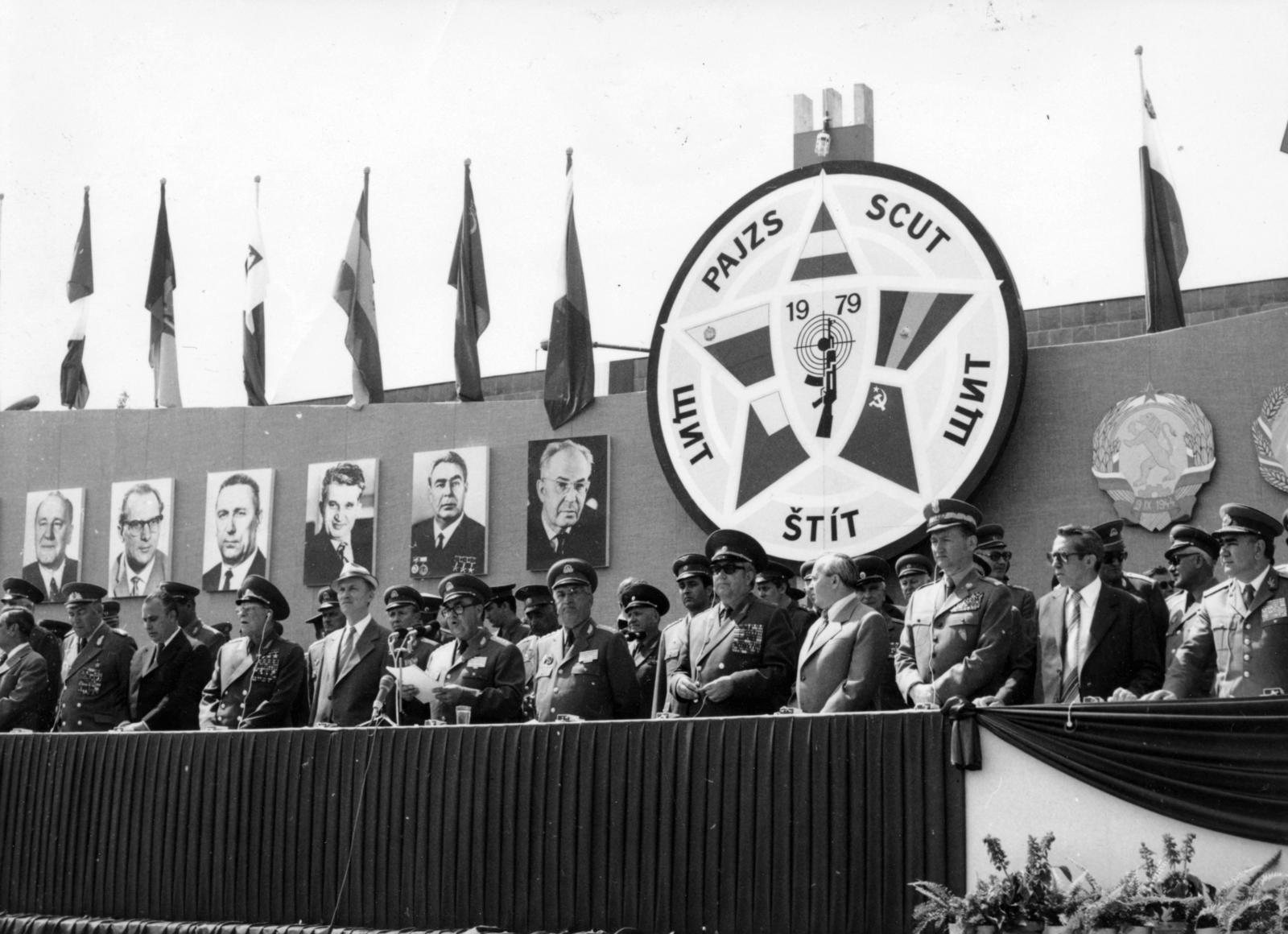 Hungary, Dunaújváros, Vasmű tér, a Pajzs '79 fedőnevű hadgyakorlatot záró munkás-katona nagygyűlés. Czinege Lajos hadügyminiszter beszél, tőle balra Lázár György miniszterelnök és Dmitrij Usztyinov szovjet hadügyminiszter, tőle jobbra a negyedik Wojciech Jaruzelski lengyel hadügyminiszter., 1979, Fortepan/Album088, Fortepan #233486