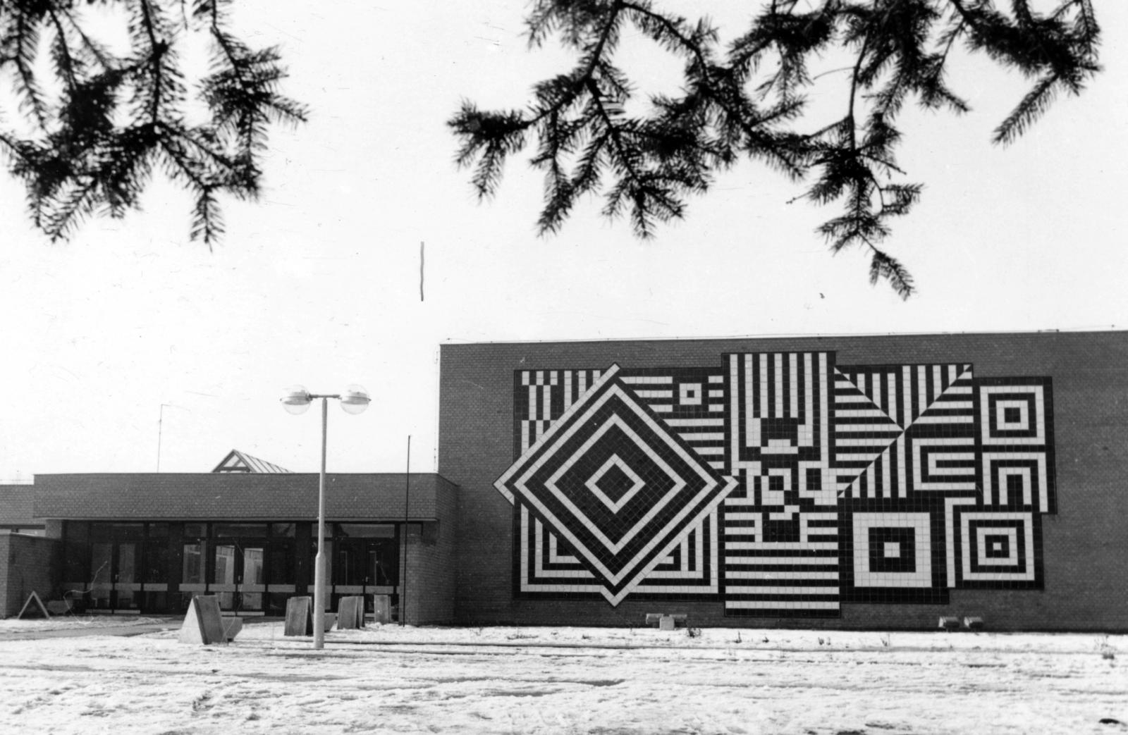 Magyarország, Kecel, Szabadság tér 17., a Jeney Lajos által tervezett Keceli Nevelési Központ Victor Vasarely domborművével (később Keceli Városi Könyvtár és Művelődési Ház)., 1971, Fortepan/Album088, op art, modern építészet, geometria, modern művészet, Fortepan #233499