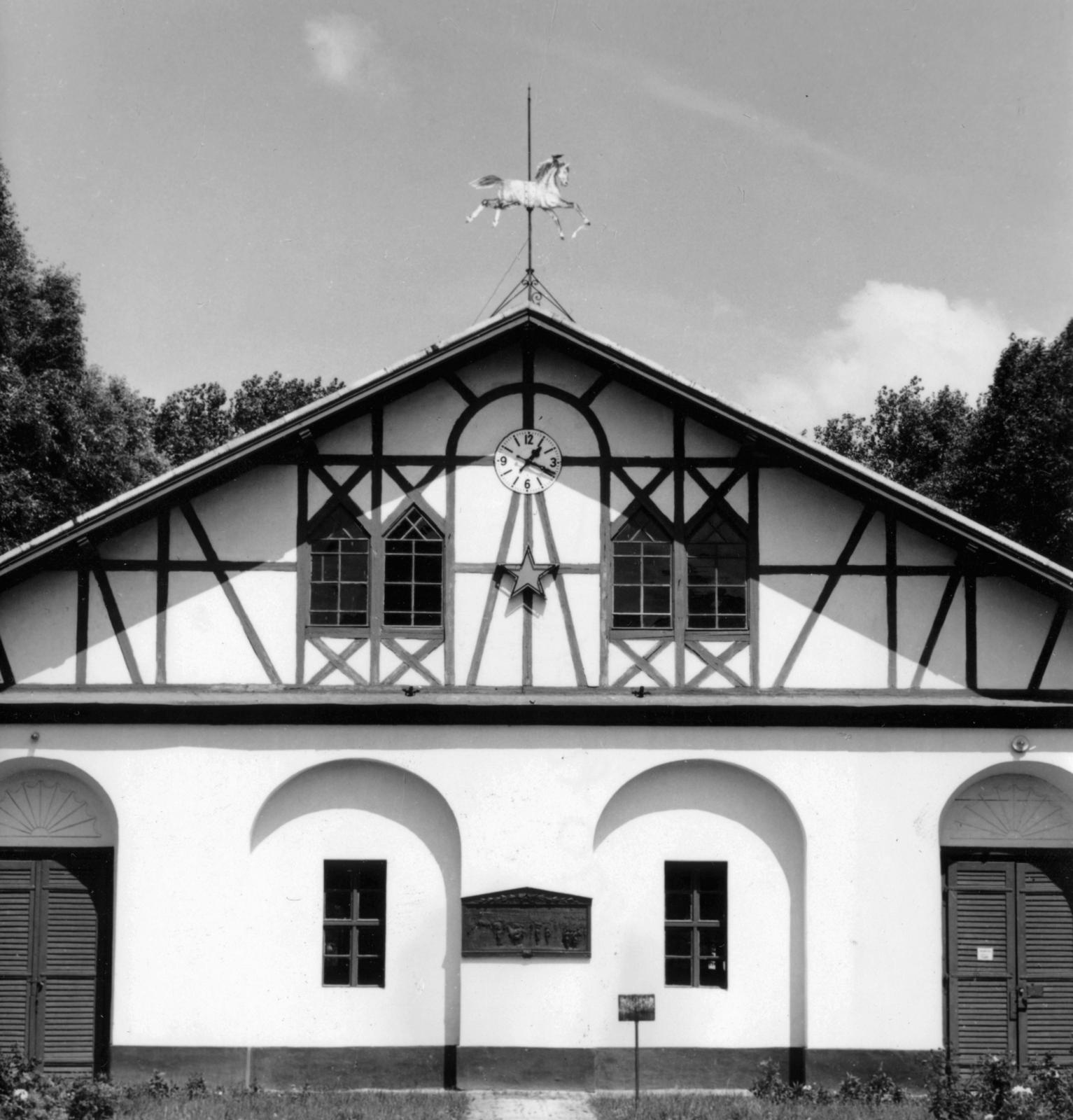 Hungary, Mezőhegyes, Központi Ménesudvar, a fedett lovarda falán Ferenc József 1872. május 8-i látogatásának emlékére készített domborműves emléktábla Zala György szobrászművész alkotása (1897)., 1969, Fortepan/Album088, Fortepan #233509