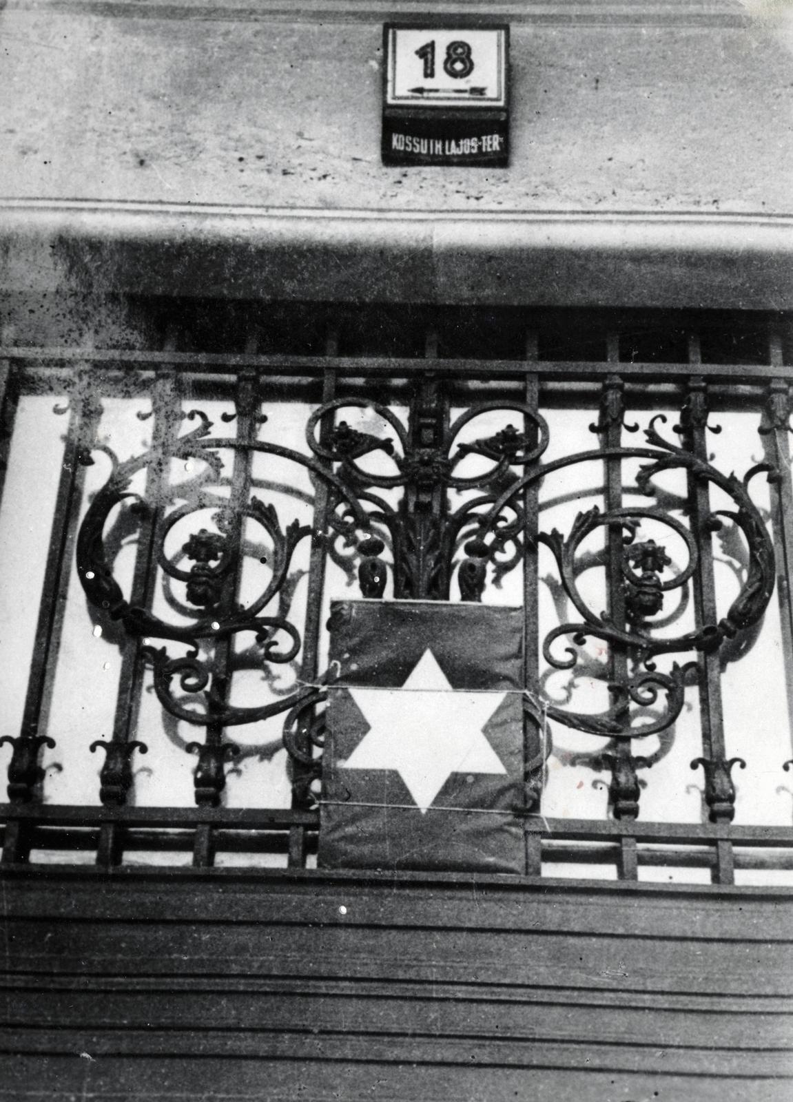 Magyarország, Budapest V., a Kossuth Lajos tér 18. számú ház kapuja. Kényszerlakhelyként kijelölt ún. csillagos ház., 1944, Fortepan/Album088, zsidóság, Dávid csillag, kovácsoltvas, Budapest, házszám, holokauszt, fasizmus, Fortepan #233512