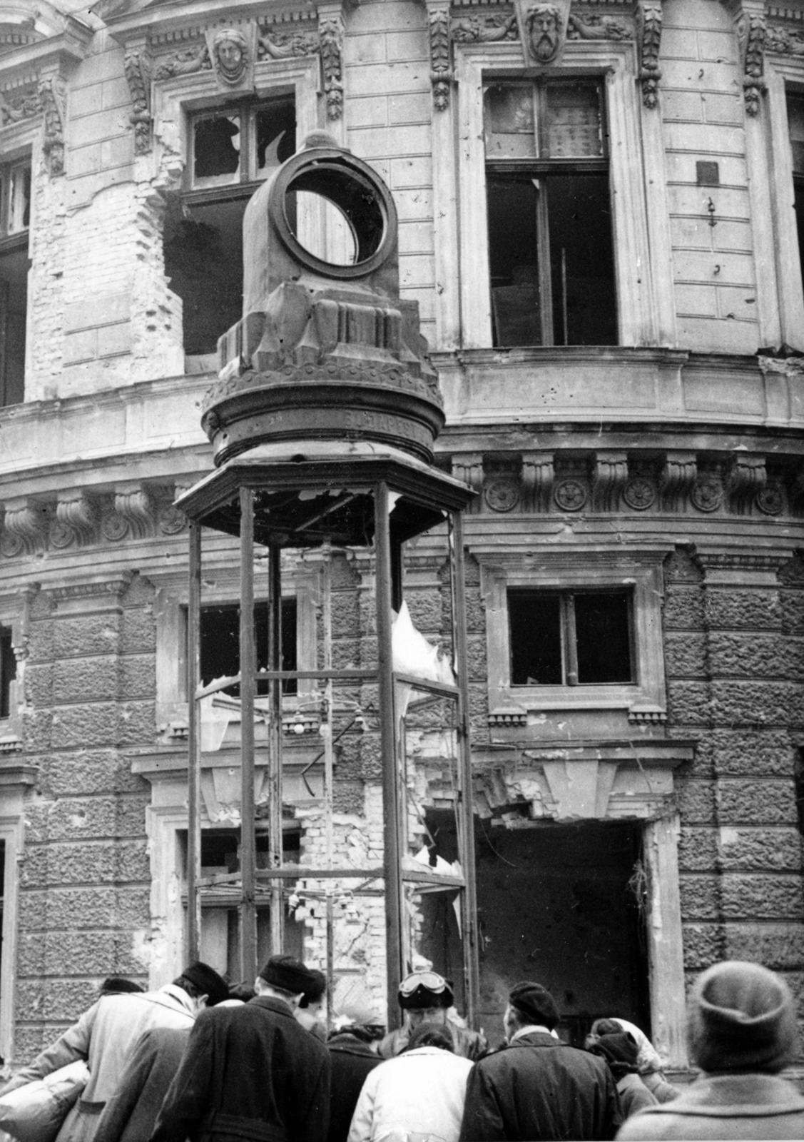 Magyarország, Budapest VIII., József körút - Rákóczi út sarok a Blaha Lujza térnél, randevú-óra a Nemzeti Színház előtt., 1956, Fortepan/Album088, Budapest, Fortepan #233514