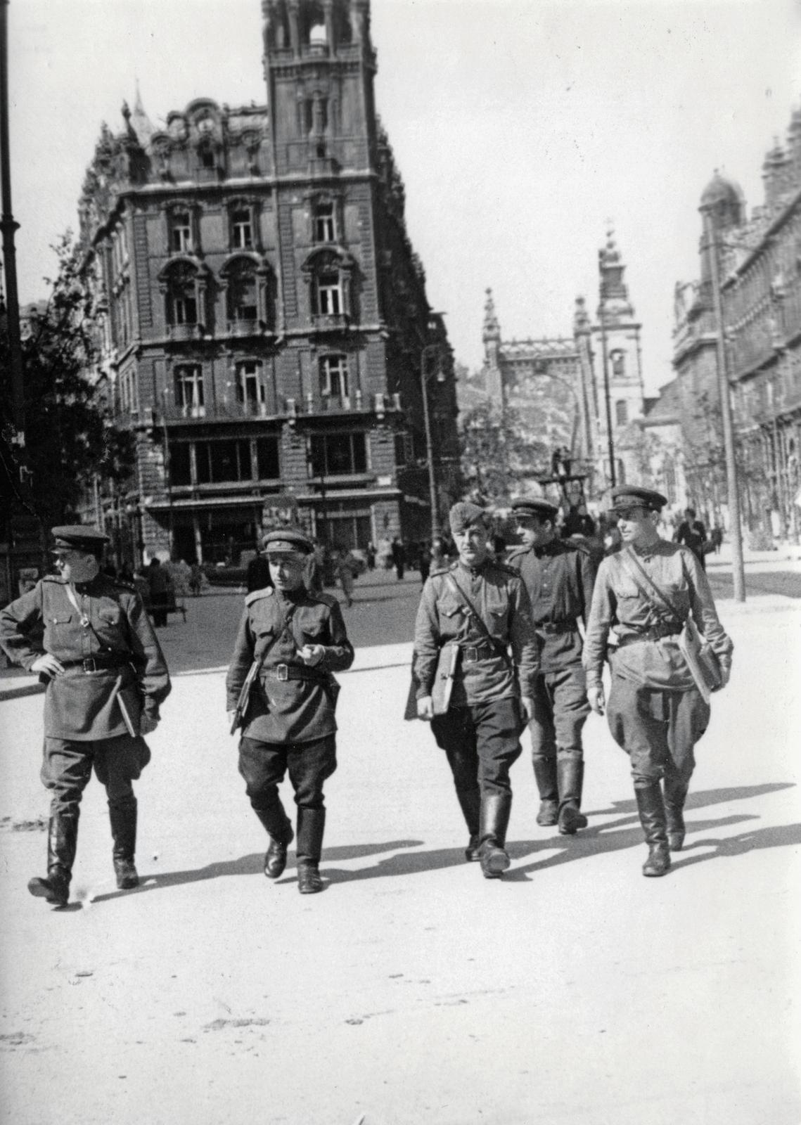 Magyarország, Budapest V., Ferenciek tere (Apponyi tér), háttérben a Klotild paloták és a lerombolt Erzsébet híd pesti hídfője., 1945, Fortepan/Album088, Budapest, Fortepan #233519