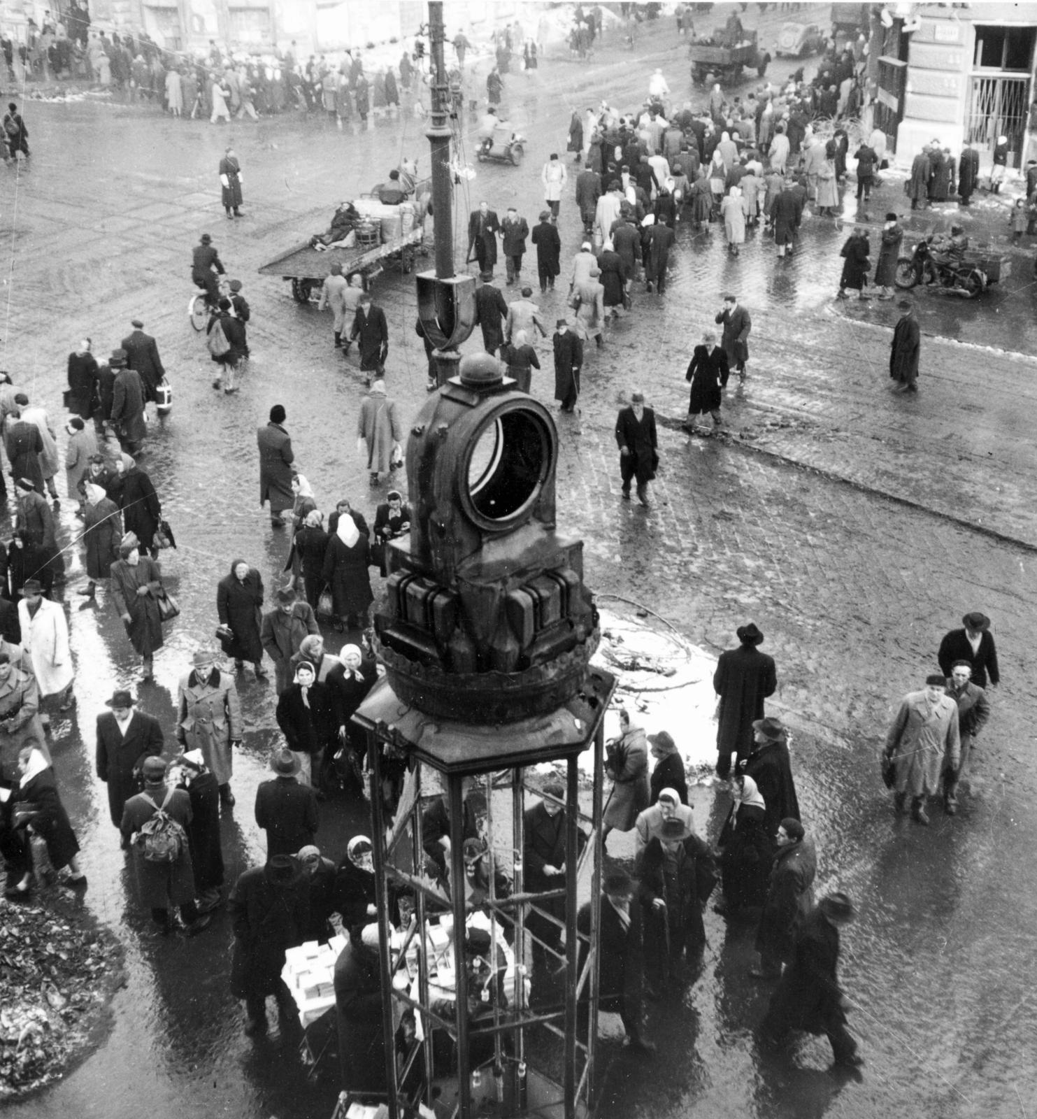 Magyarország, Budapest VIII., Blaha Lujza tér, kilátás a Nemzeti Színház épületéből a Rákóczi út - Nagykörút kereszteződésére., 1956, Fortepan/Album088, forradalom, kerékpár, Budapest, Fortepan #233520