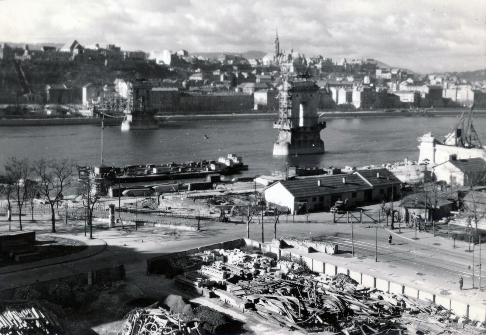 Hungary, Budapest V., Széchenyi István (Roosevelt) tér, a Széchenyi Lánchíd újjáépítése, háttérben a budai Vár., 1949, Fortepan/Album088, Budapest, Fortepan #233521