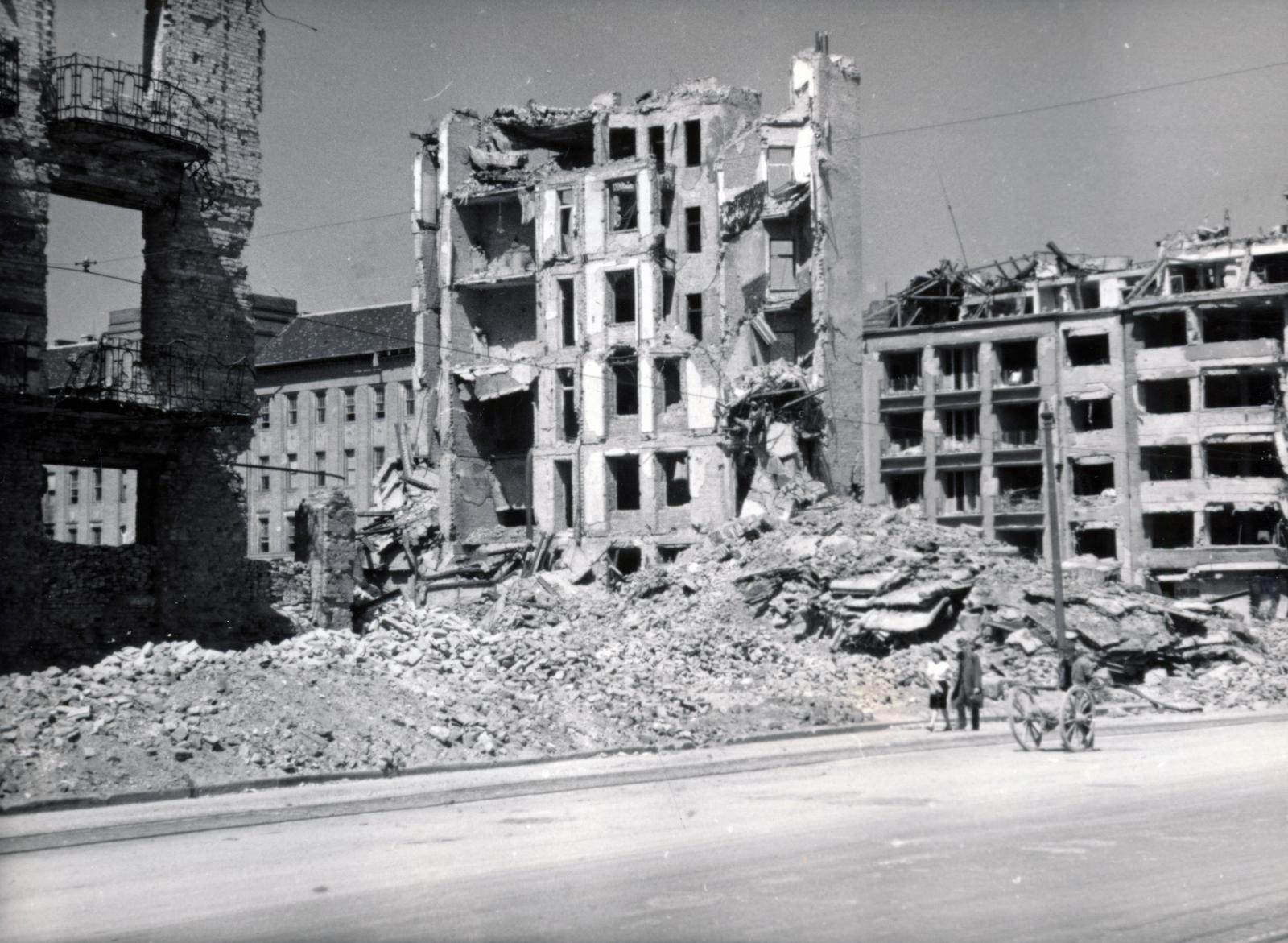 Magyarország, Budapest II., Bem (Margit) rakpart a Vitéz utca felé nézve, középen az 1945. január 2-án felrobbant Fő utca 59. és Vitéz utca 2. számú ház romjai., 1945, Fortepan/Album088, Budapest, Fortepan #233528