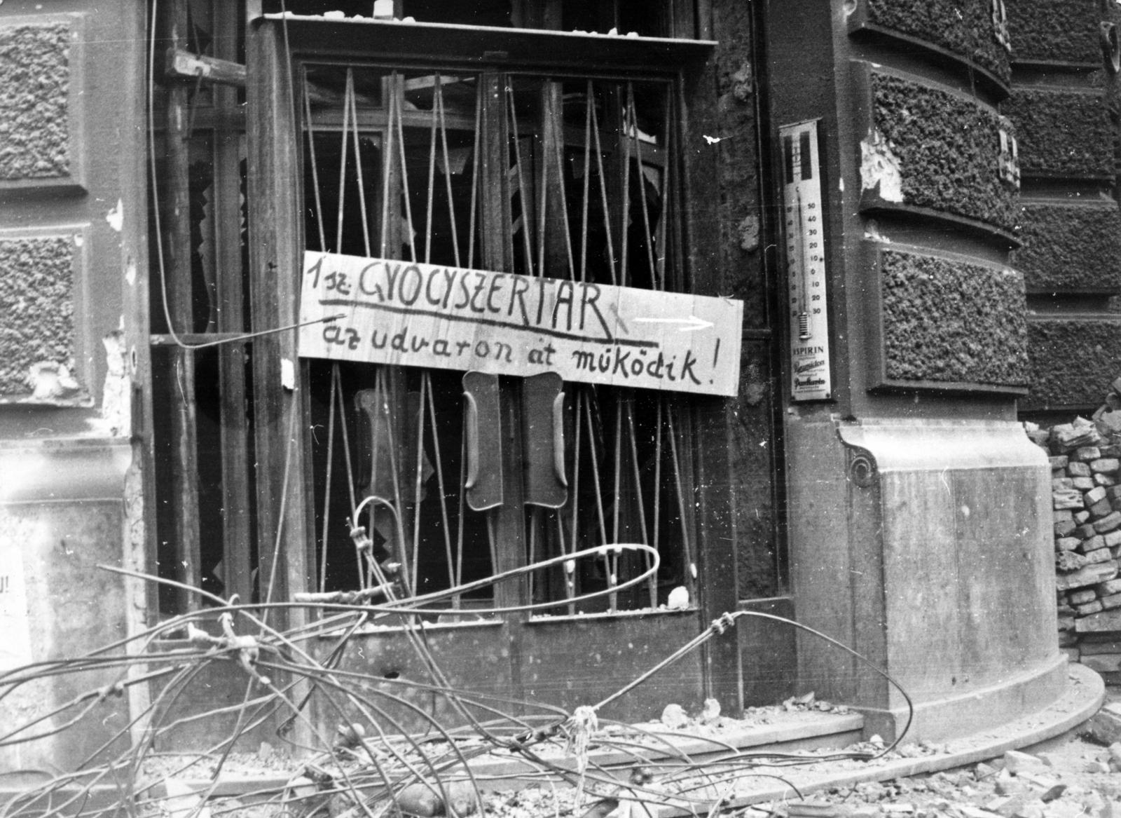 Hungary, Budapest VIII., a Rákóczi út - Károly (Tanács) körút sarkon az 1. számú Vörös Csillag-gyógyszertár bejárata., 1956, Fortepan/Album088, revolution, Budapest, Fortepan #233531